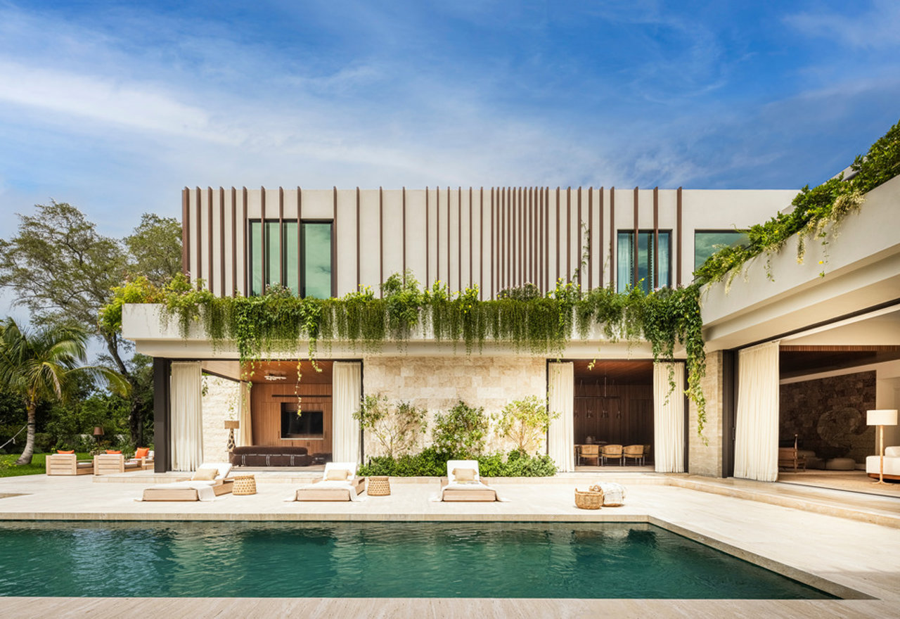 Brutalismo, diseño brasileño y líneas rectas conviven en esta casa de Miami