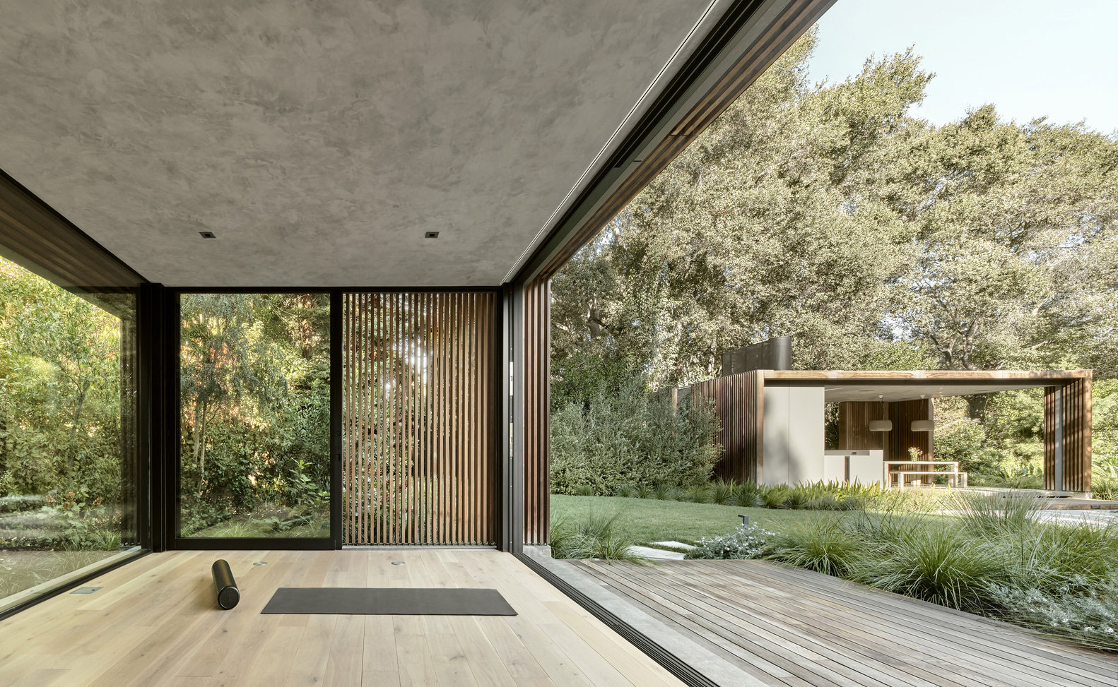 Los arquitectos han trabajado con Thuilot Associates para facilitar la transición entre el jardín y los pabellones.