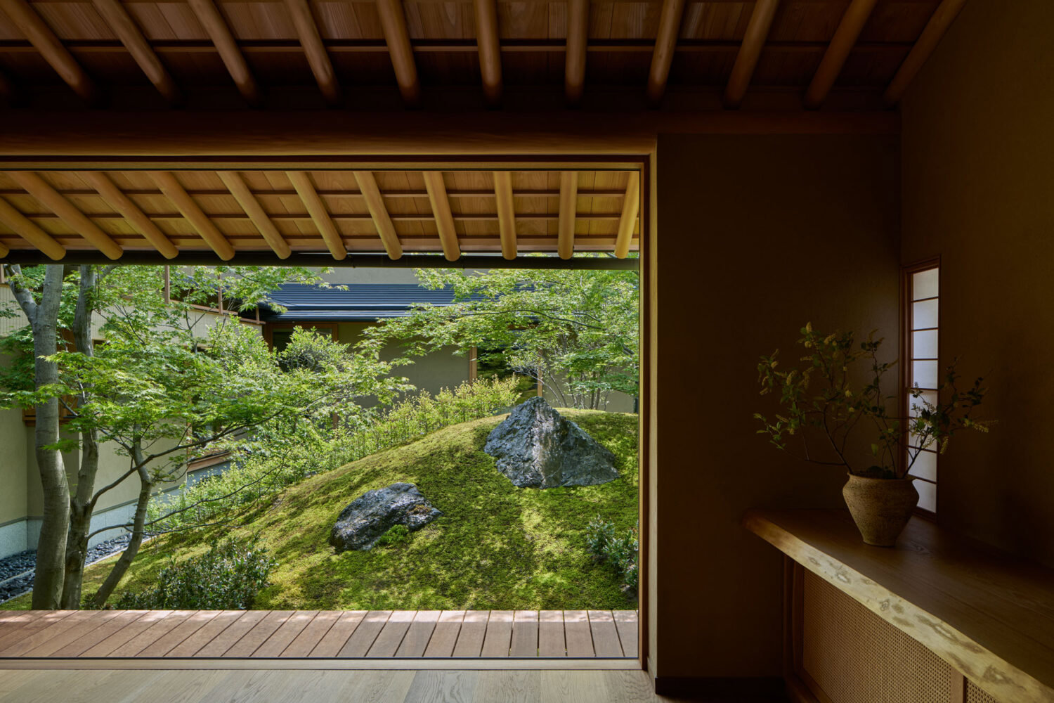 Casa moderna con fachada de madera en Kyoto vistas del jardin zen