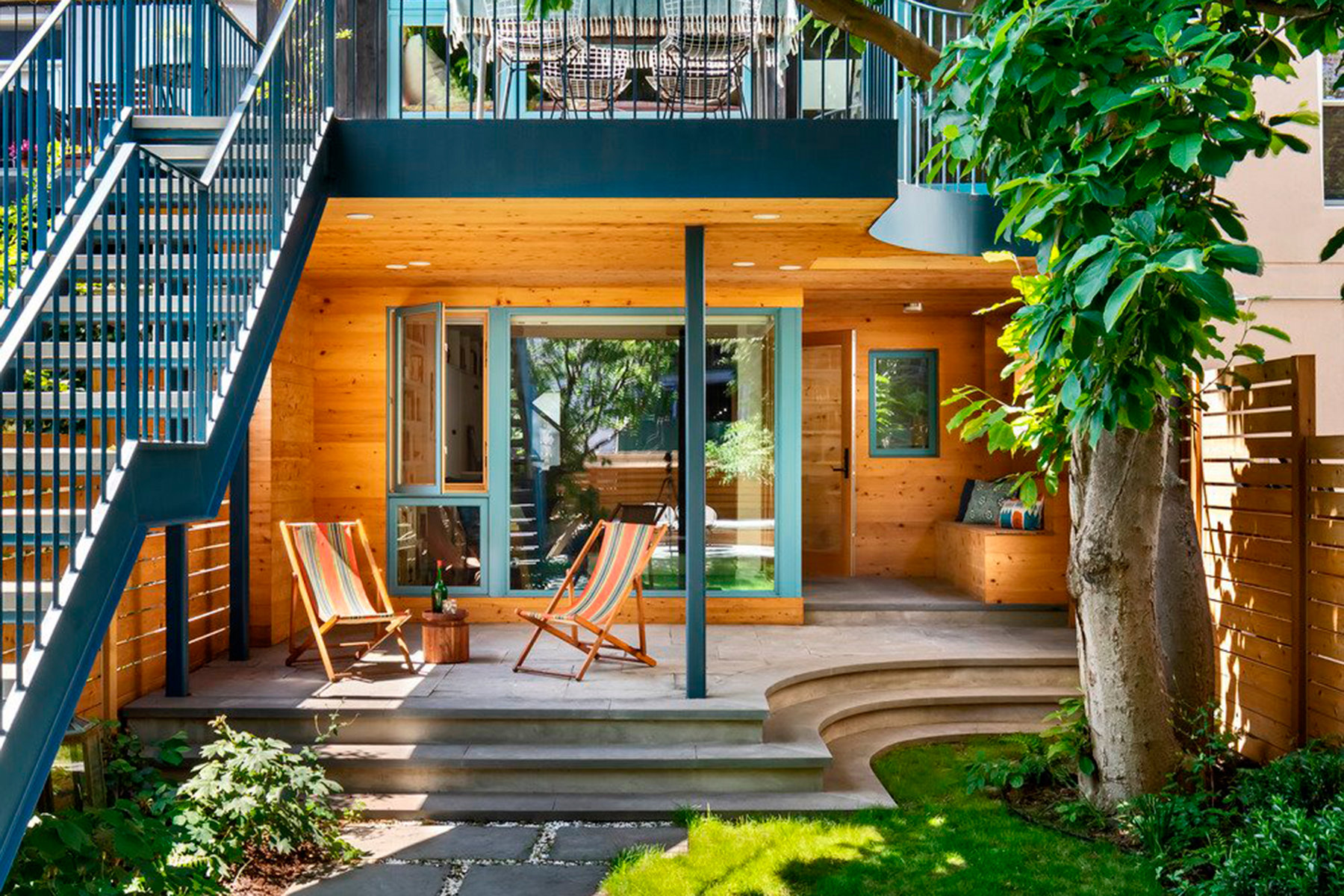 Casa con jardín que respeta los árboles