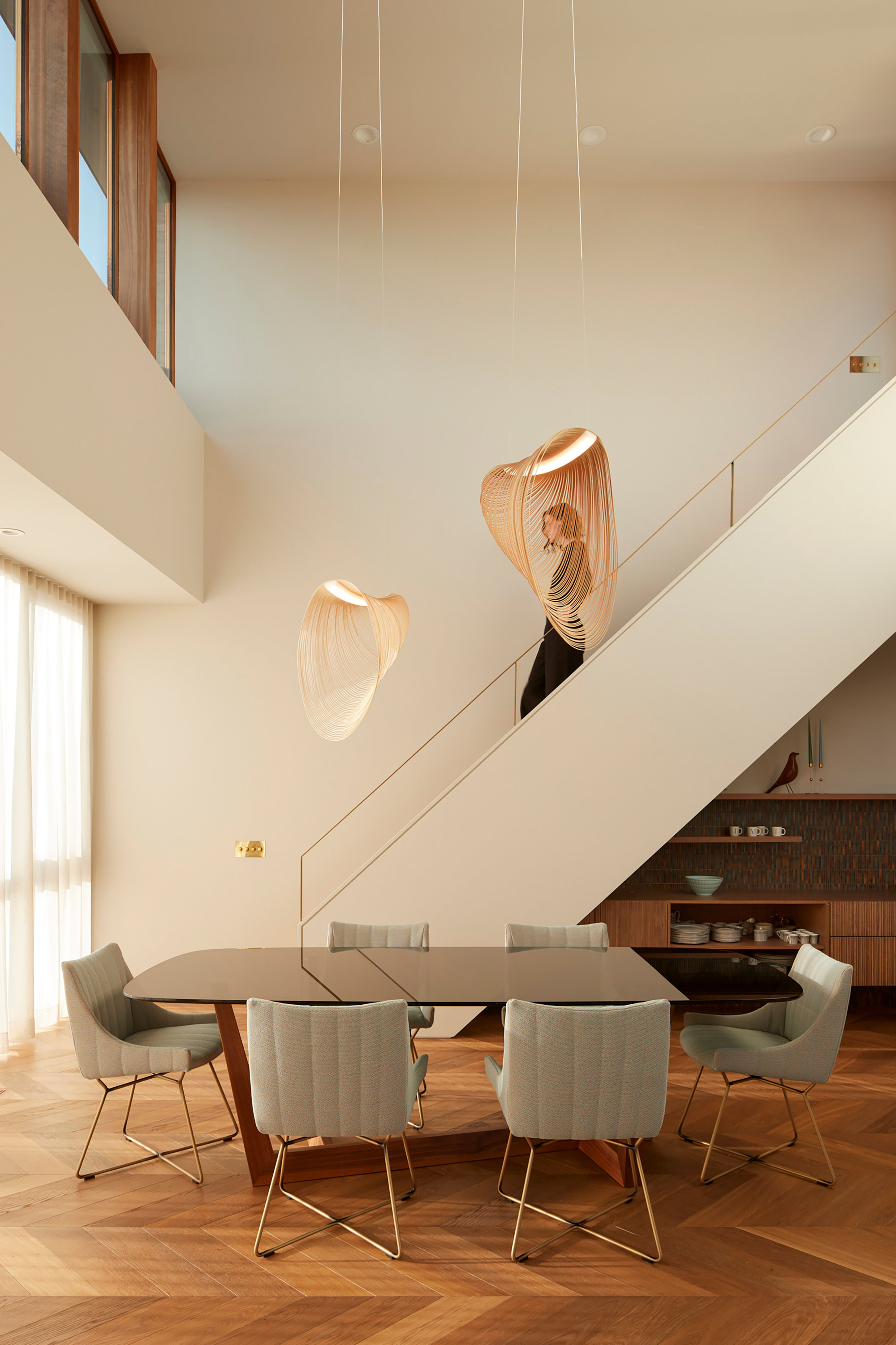 El salón conecta con el comedor y la cocina