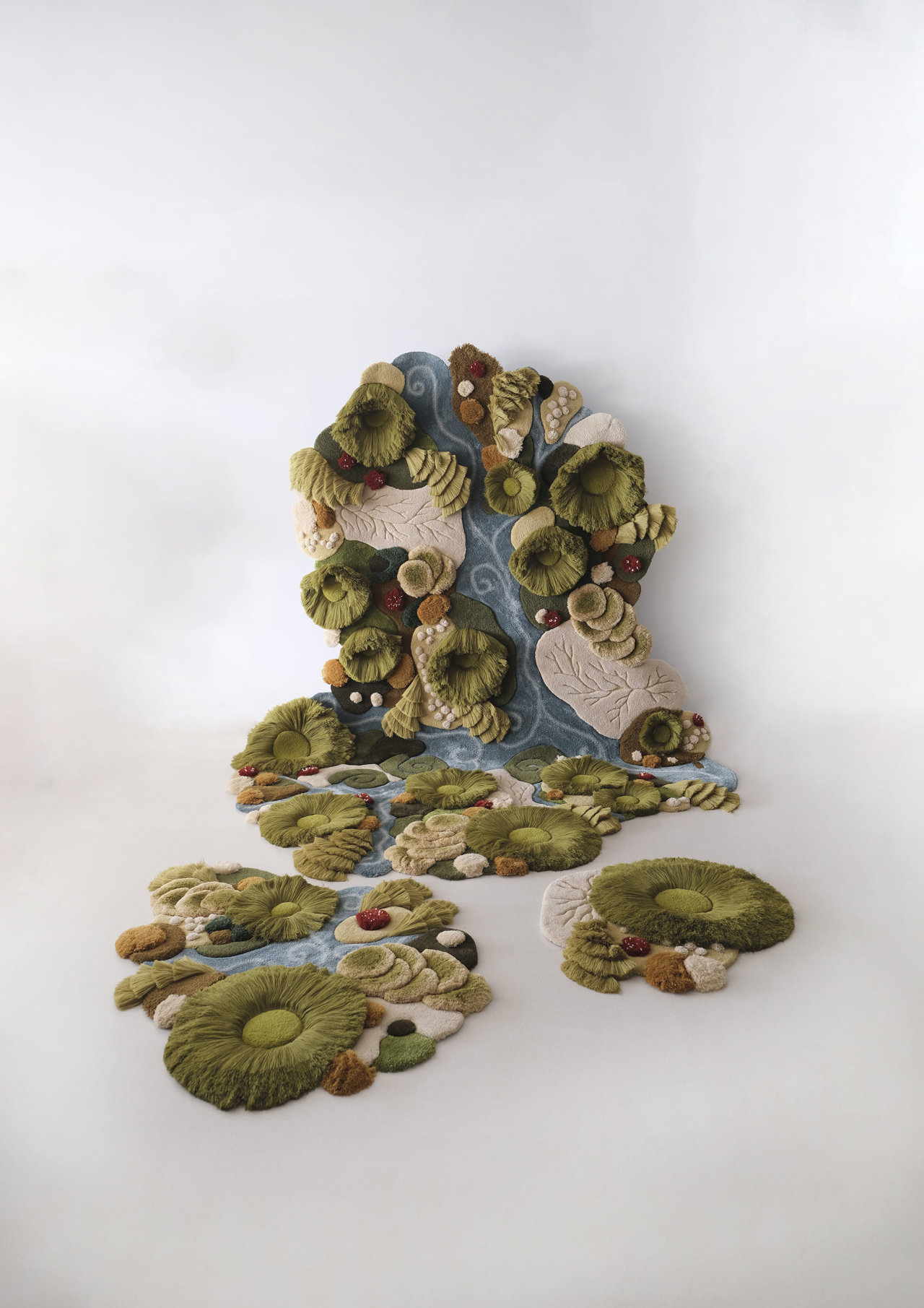 En algunas de sus obras como 'Picos' o 'World Map', se emplean una media de 10 kg de desechos textiles, una cifra que en algunos casos se ha cuadriplicado