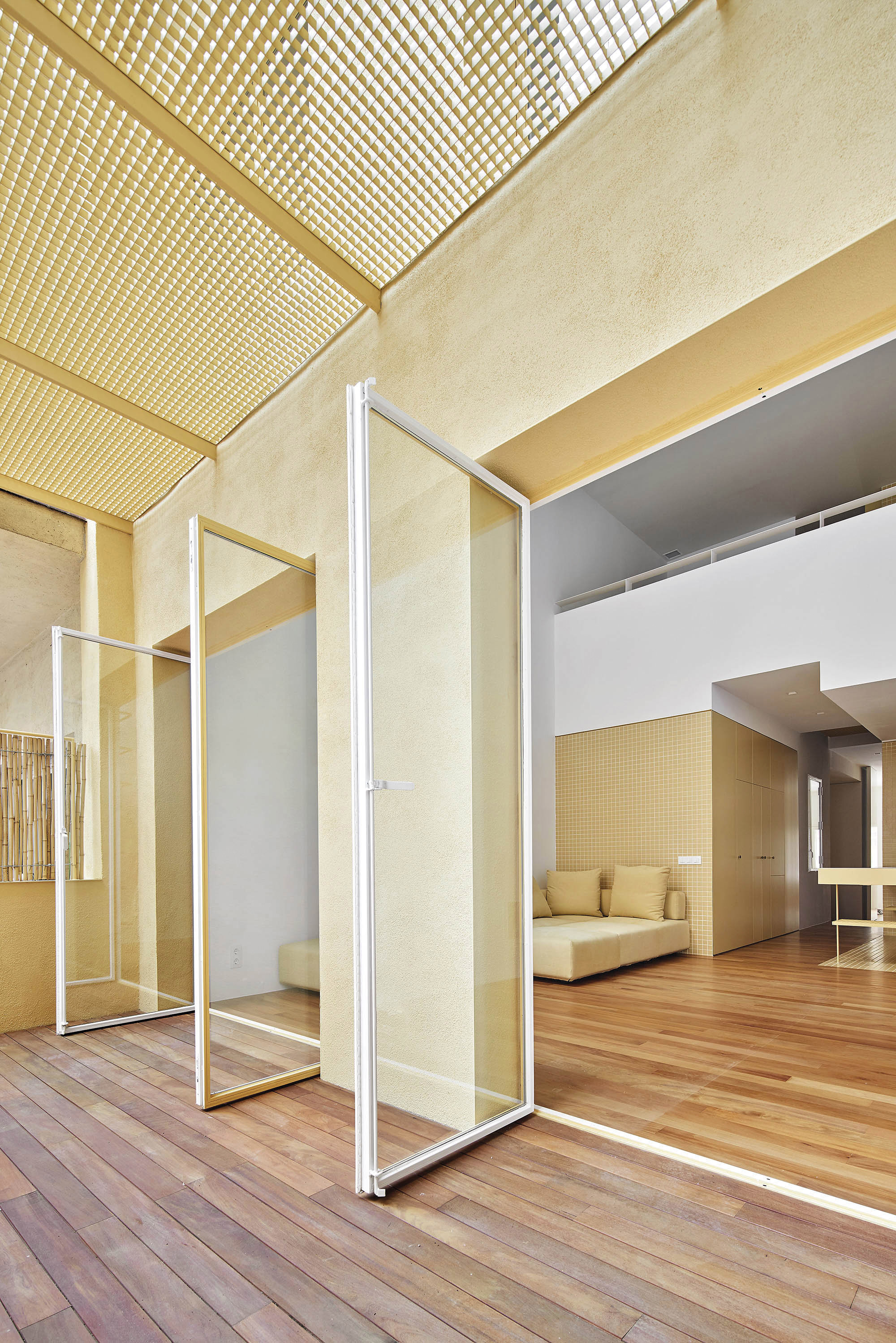 En este apartamento de Arquitectura G se agregaron más ventanas en la fachada, se utilizaron materiales y acabados en color claro y elementos reticulares