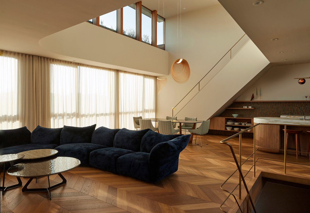 Ni dúplex ni tríplex: así es este multiplex rico en materiales, texturas y buen gusto