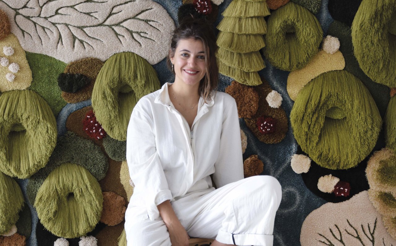 Vanessa con el tapiz Picos (2022). La artista portuguesa recurre a técnicas como el crochet o el latch hook en sus composiciones