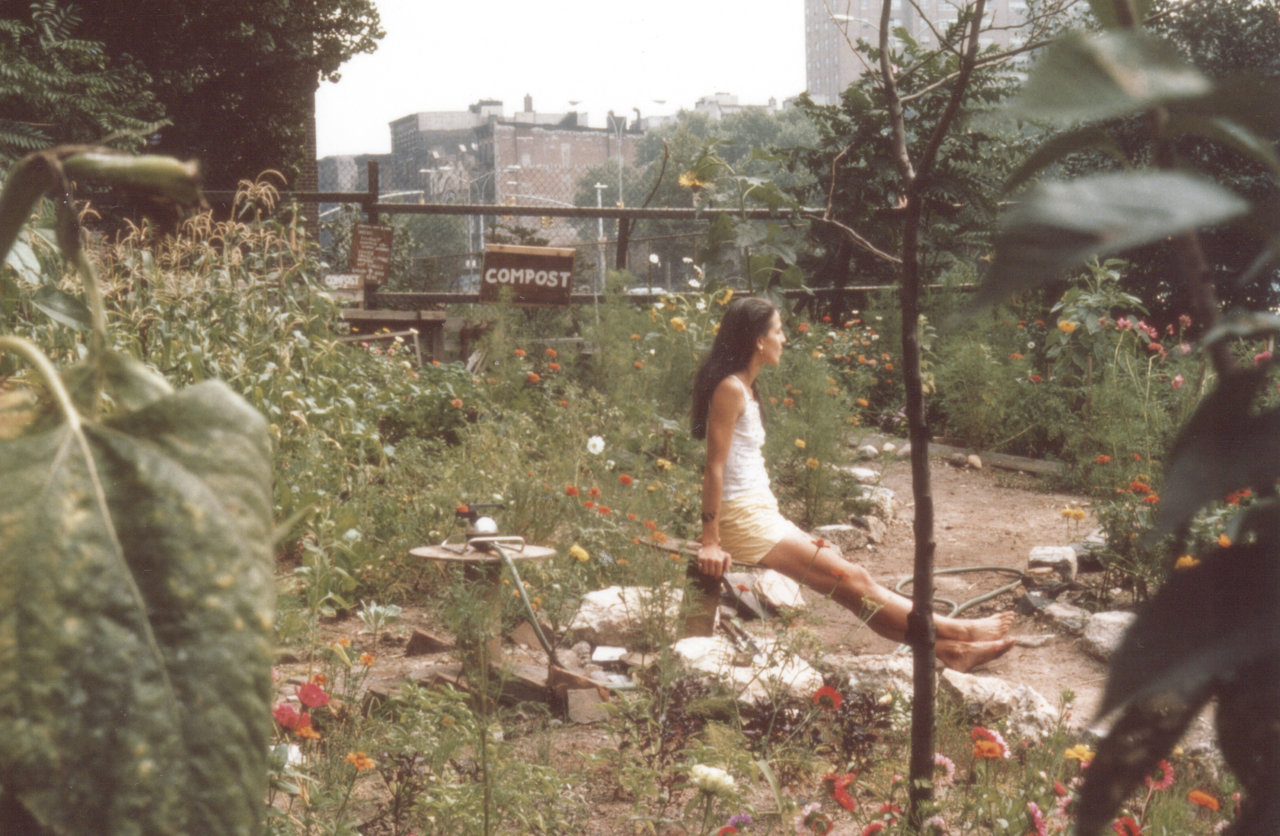 La activista Liz Christy en un jardín comunitario de los que ayudó a crear en Nueva York (1970) Loggins