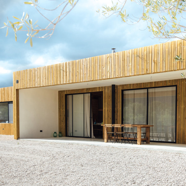 Esta casa autosuficiente no es como las demás. ¿Su secreto? ¡La madera de pino dentro y fuera!