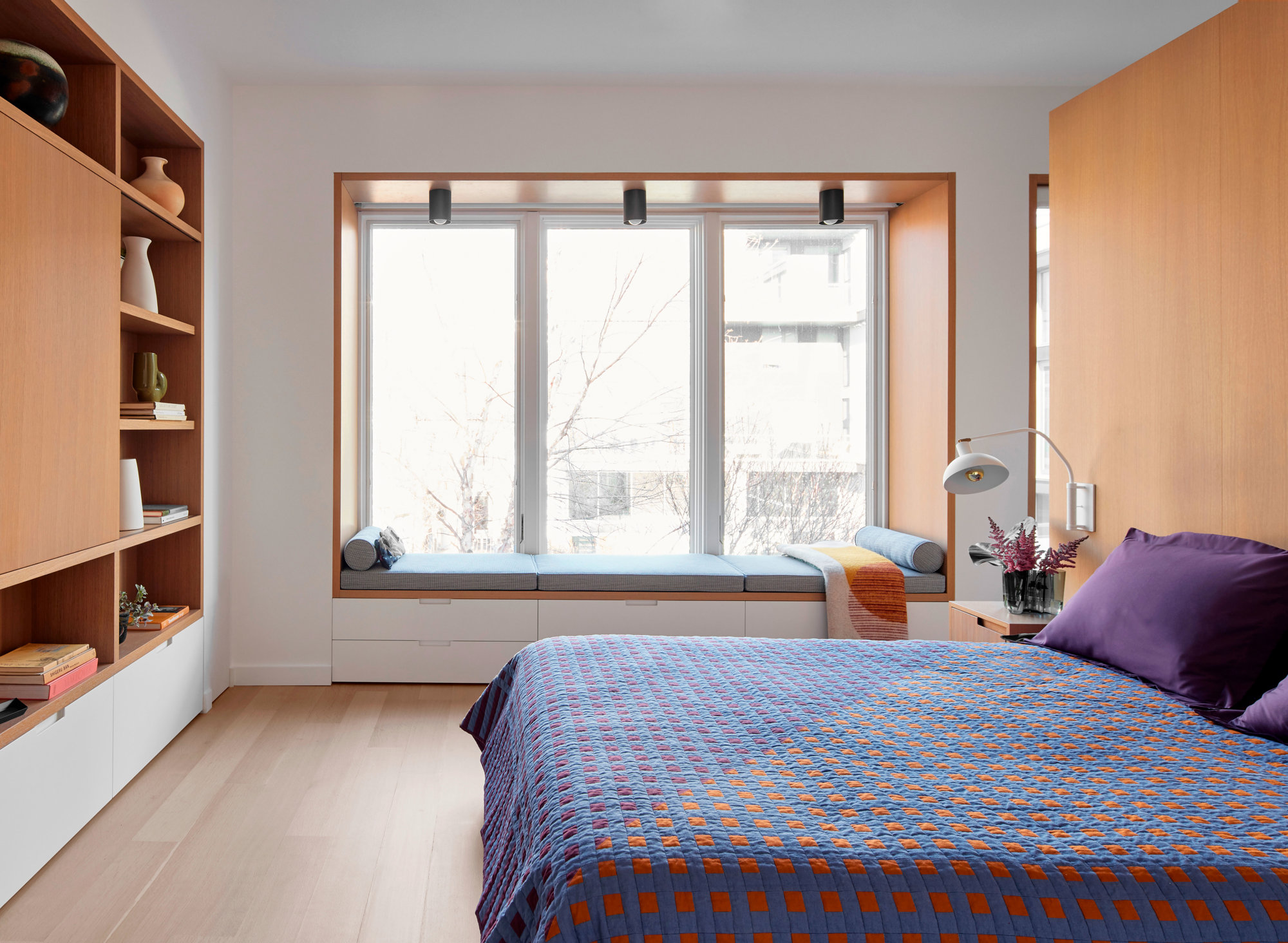 Estructura de la cama y las mesas auxiliares personalizadas