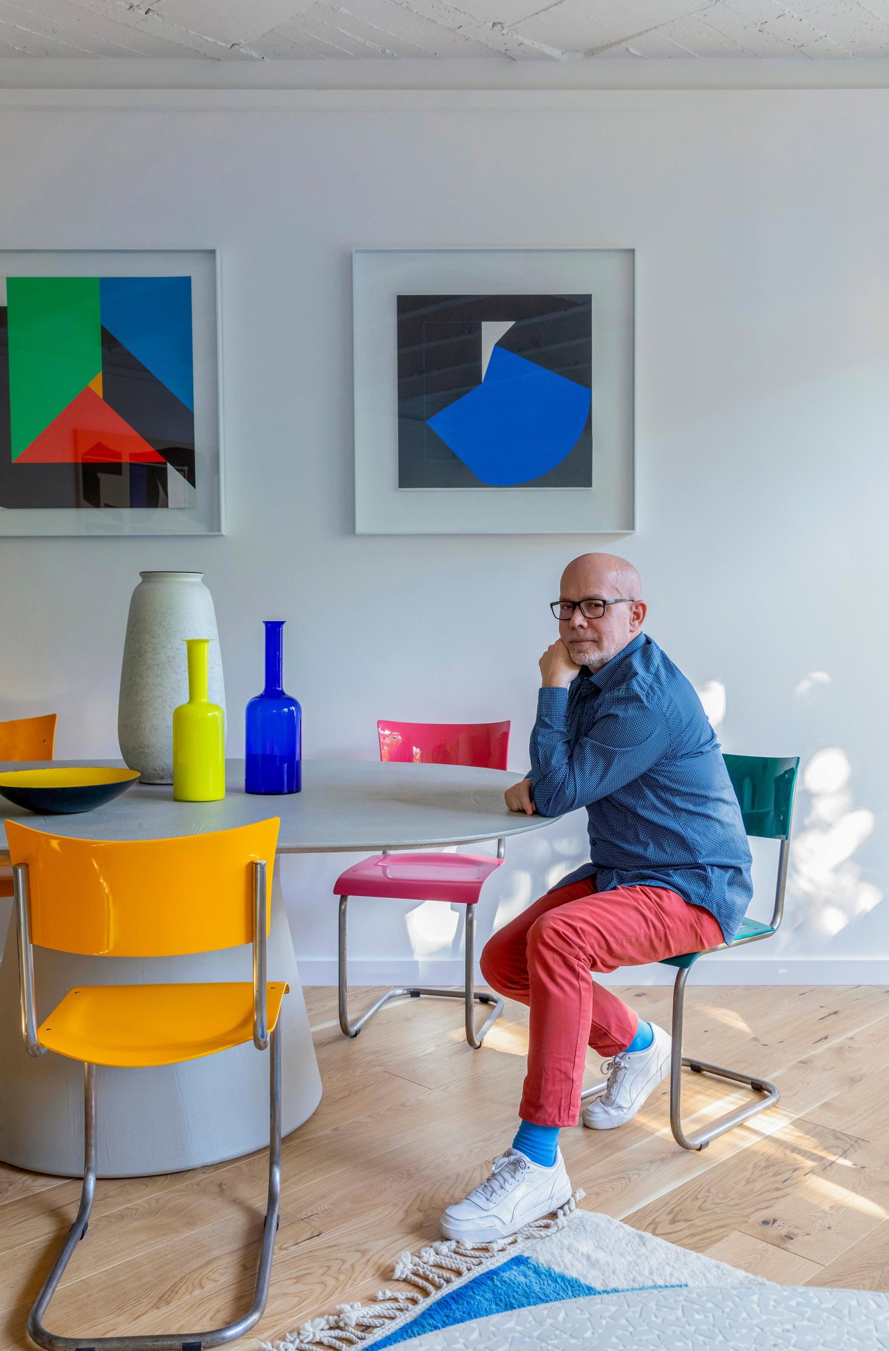 Mikel Irastroza en su apartamento colorido en Berlín.