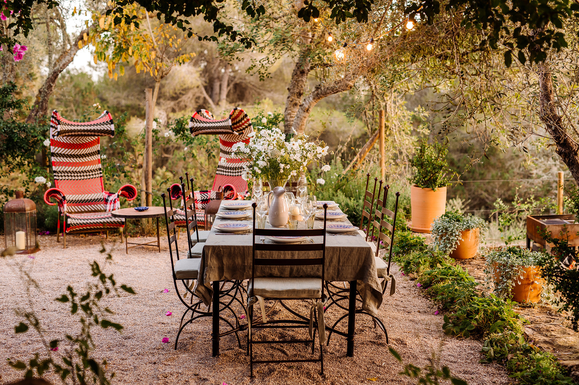 Una de las zonas al aire libre, con un comedor exterior en el jardín.