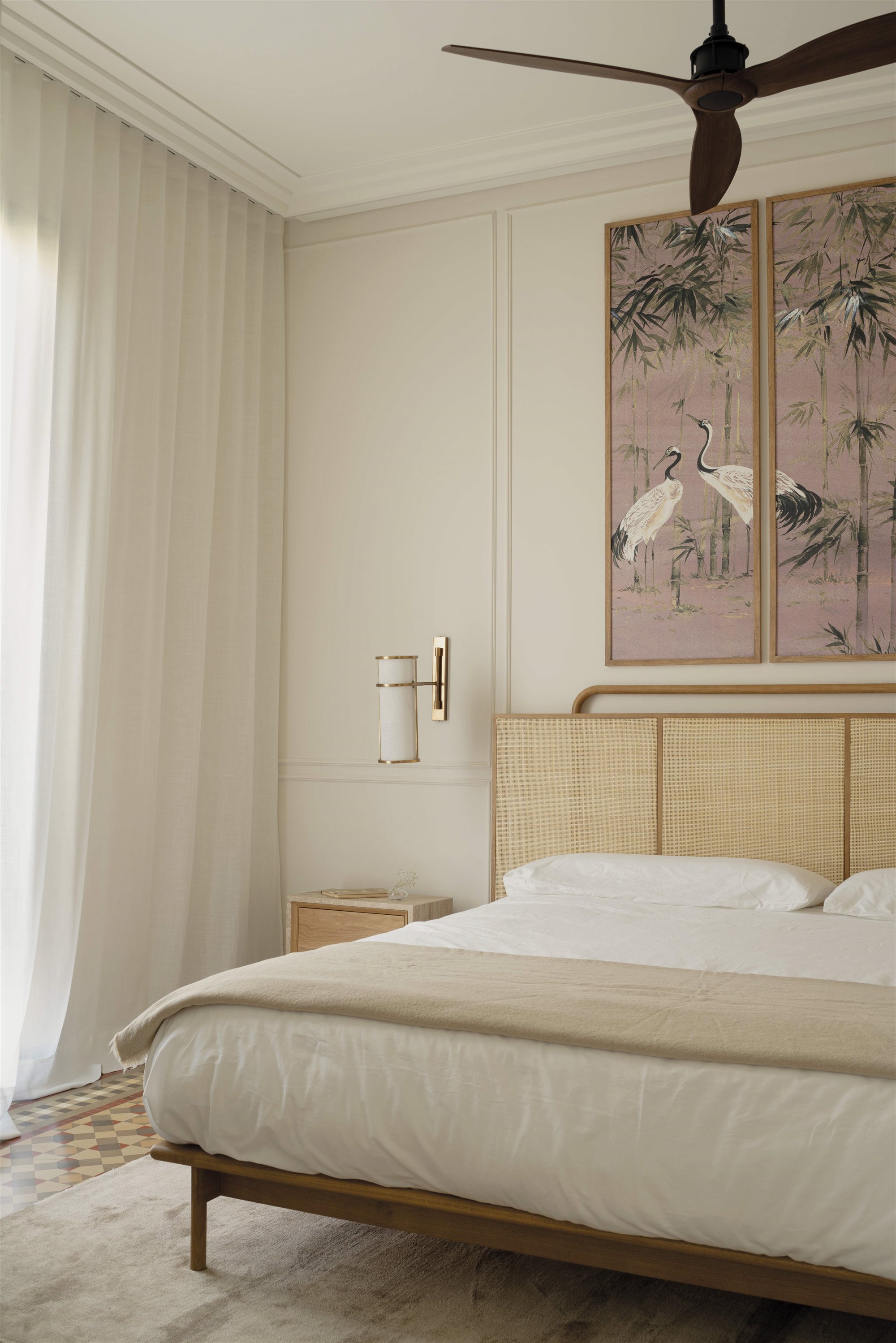 cc house astet suelo dormitorio cama blanca y cabecero de mimbre con cuadro de garzas