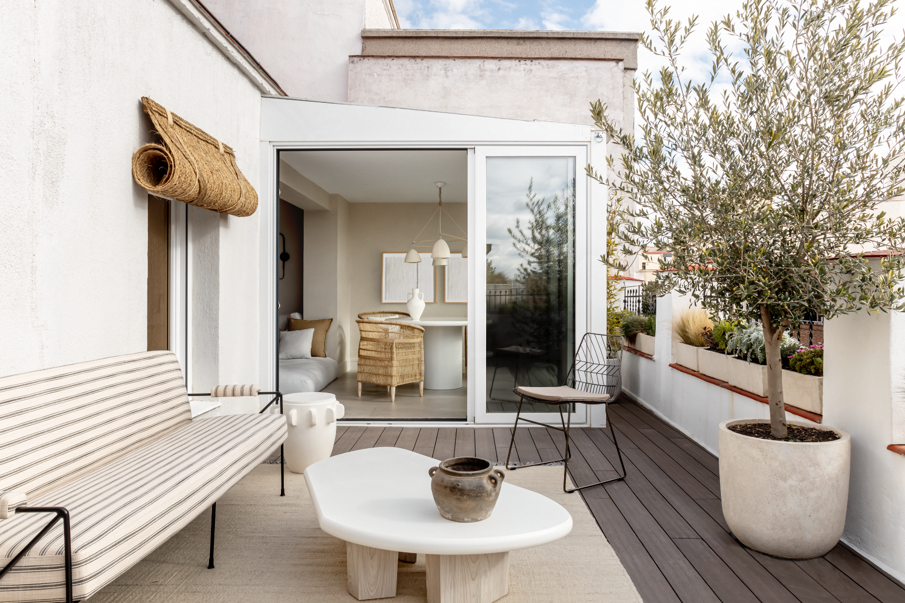La terraza se ha vestido con un sofá de Decolab, alfombra de Zigler y mesa de centro y taburete de Findings Gallery. La silla y la vasija de Tristán Domecq Casa.