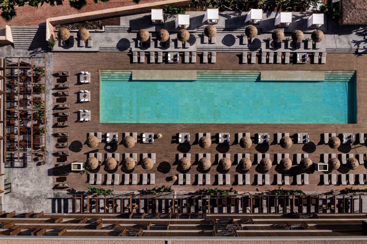 Piscina del hotel OKU Ibiza