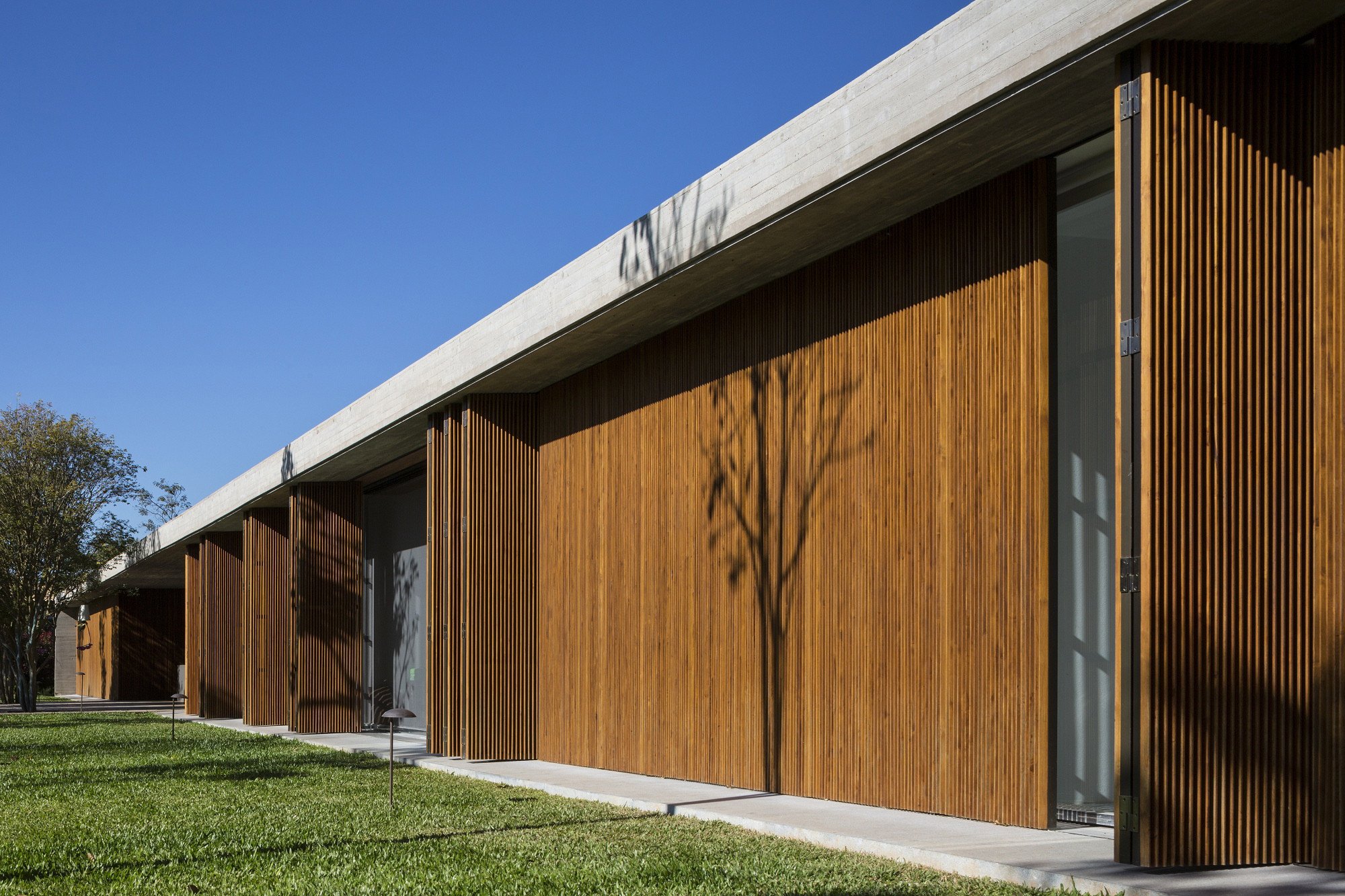 Casa MM, del estudio mk27, con brise-soleil móviles en toda la fachada.