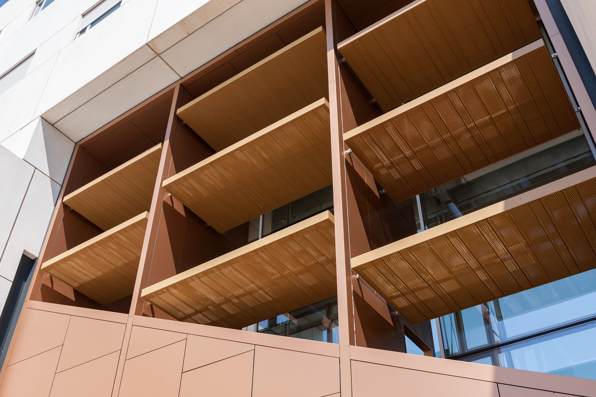 Detalle de la fachada de la facultad de Psicología de Murcia, del estudio Ecoproyecta.
