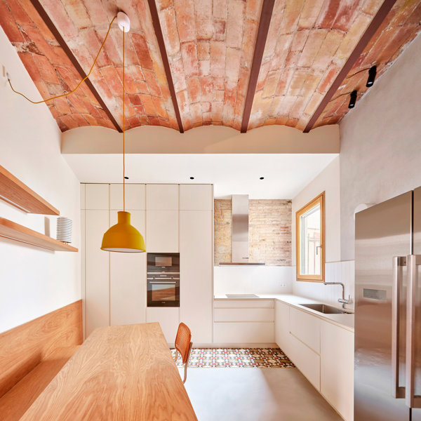 Antes y después: el cambio radical de esta cocina en Barcelona recupera sus mosaicos originales y los techos altos