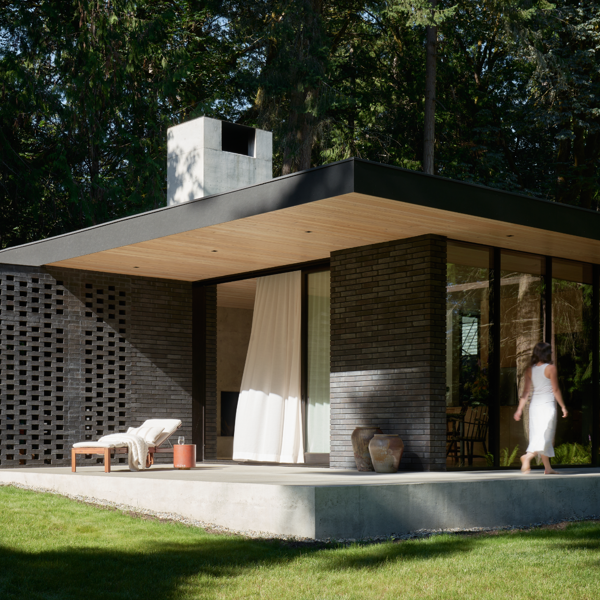 Esta moderna casa en medio del bosque es sobria, pero dentro reina la creatividad