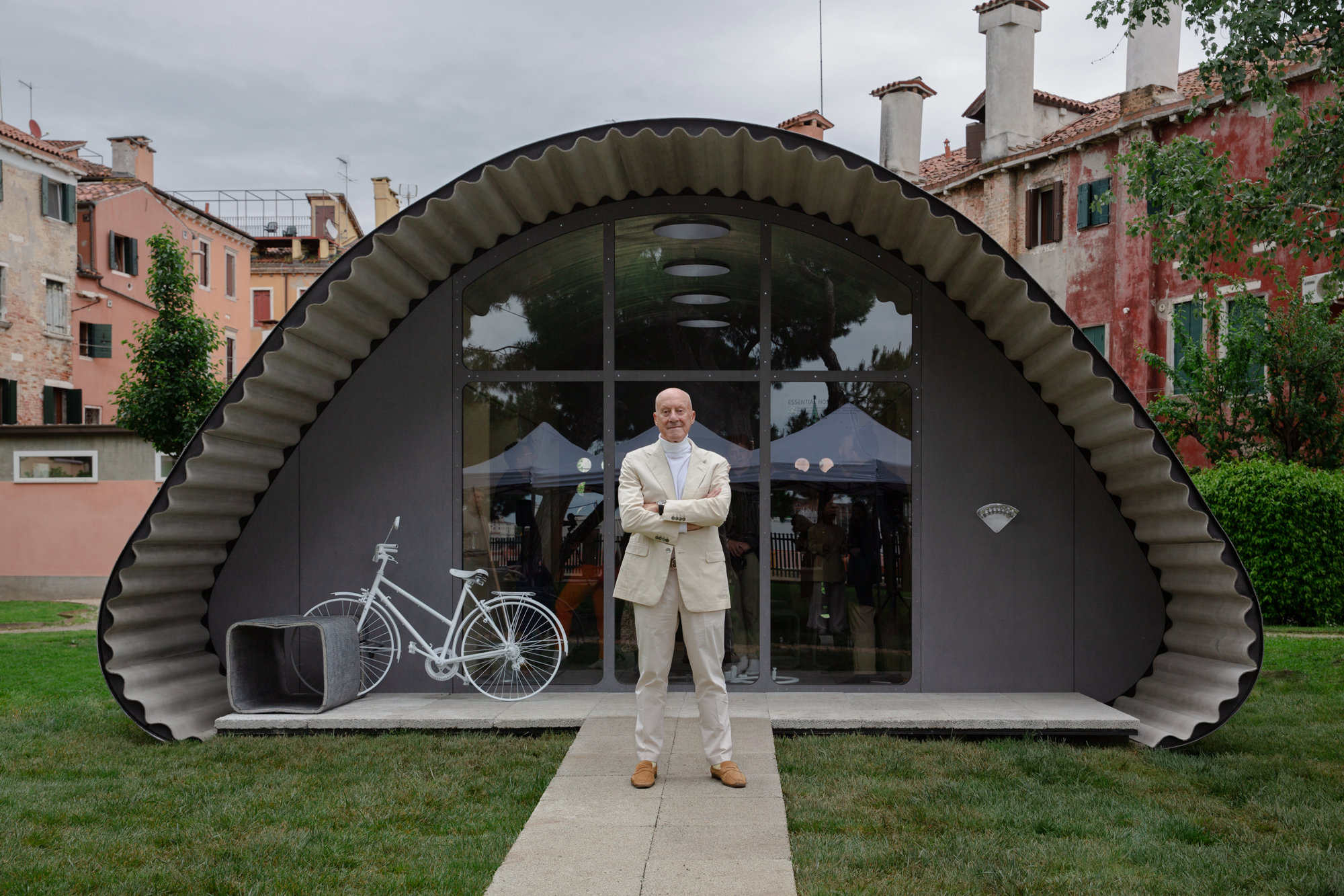 Norman foster junto al prototipo presentado en la Bienal de Arquitectura de Venecia. Foto: Pablo Gómez Ogando
