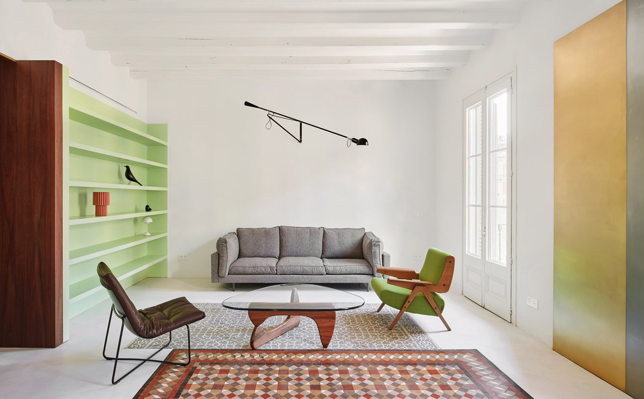 apartamento girona salón baldosa hidráulica verde dorado
