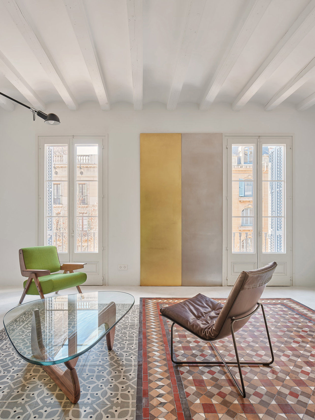 En el salón, dos tipos de mosaico hidráulico crean una composición que llena de carácter la estancia. Las bóvedas en los techos también remiten a su pasado histórico.