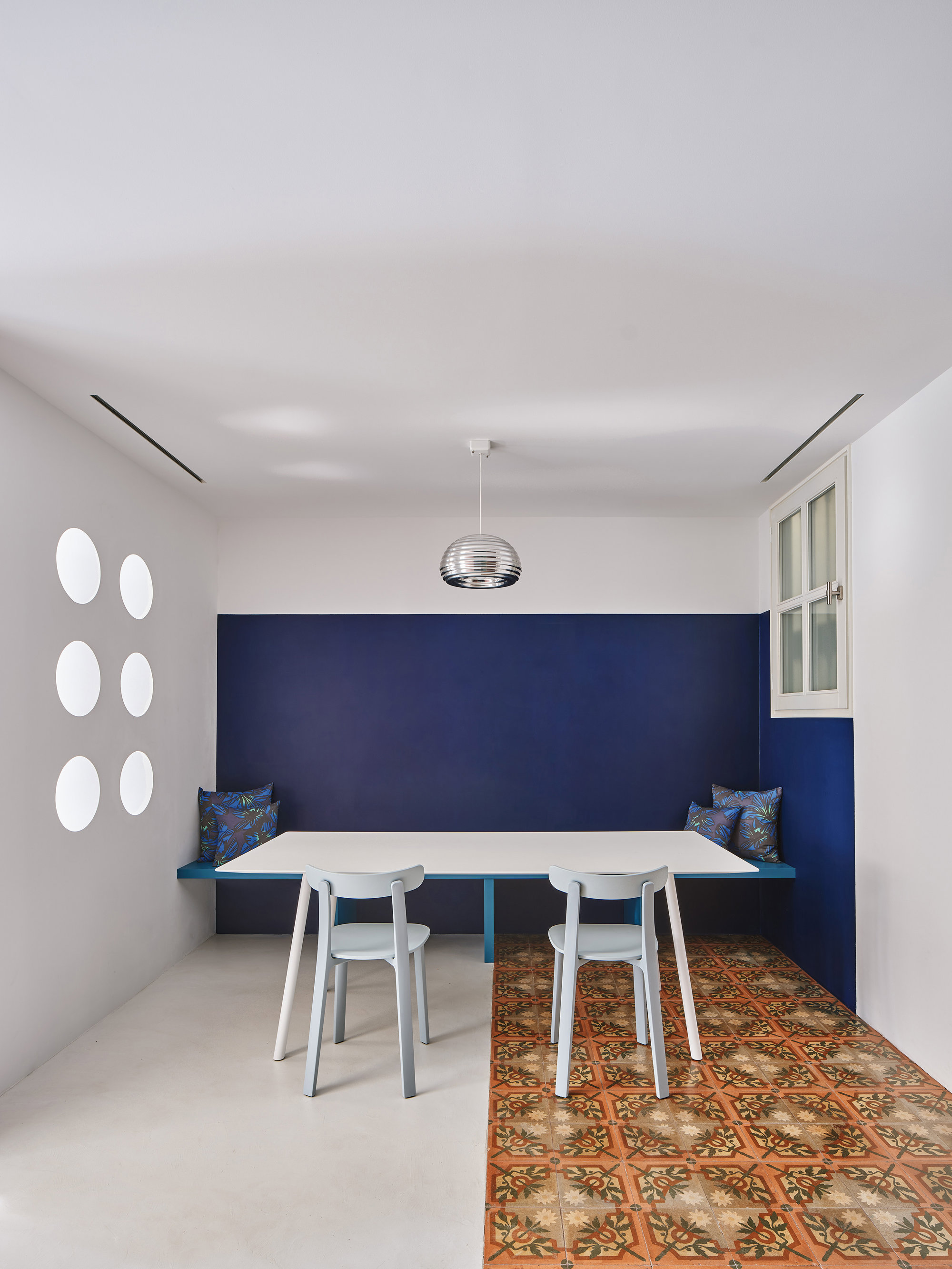 comedor azul con baldosa hidráulica