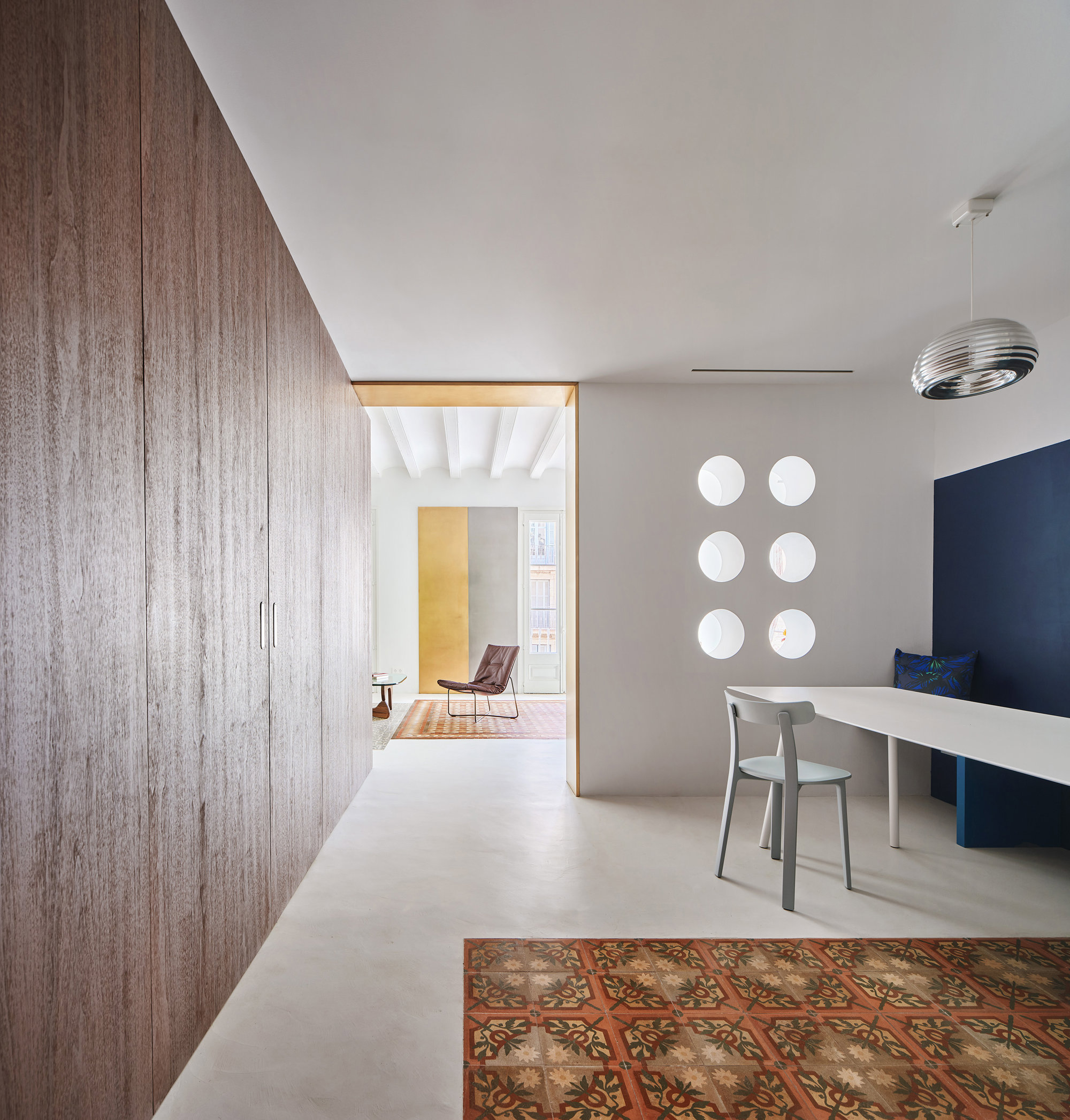 comedor azul, madera baldosa hidráulica