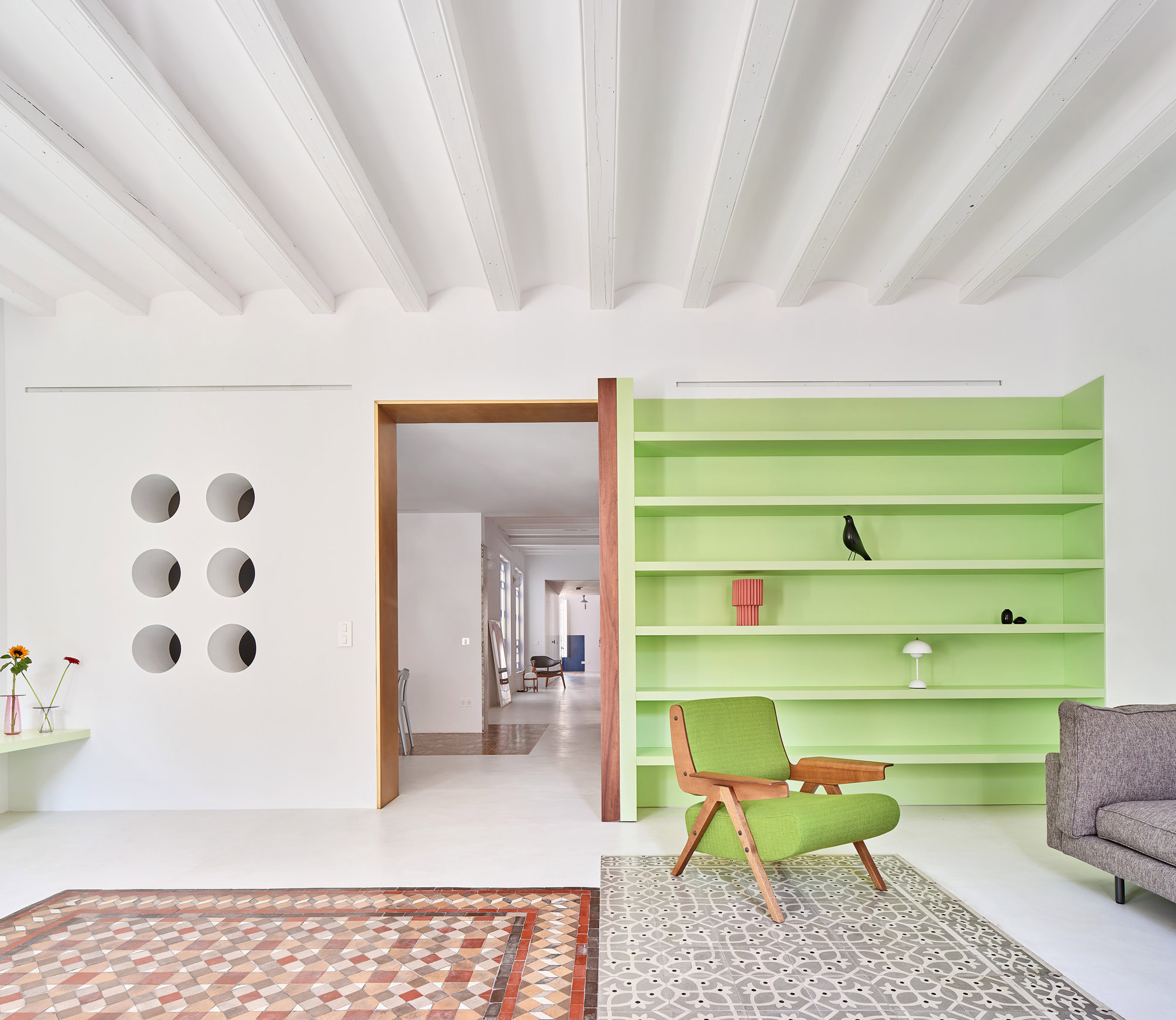 Estantería verde salón baldosa hidráulica