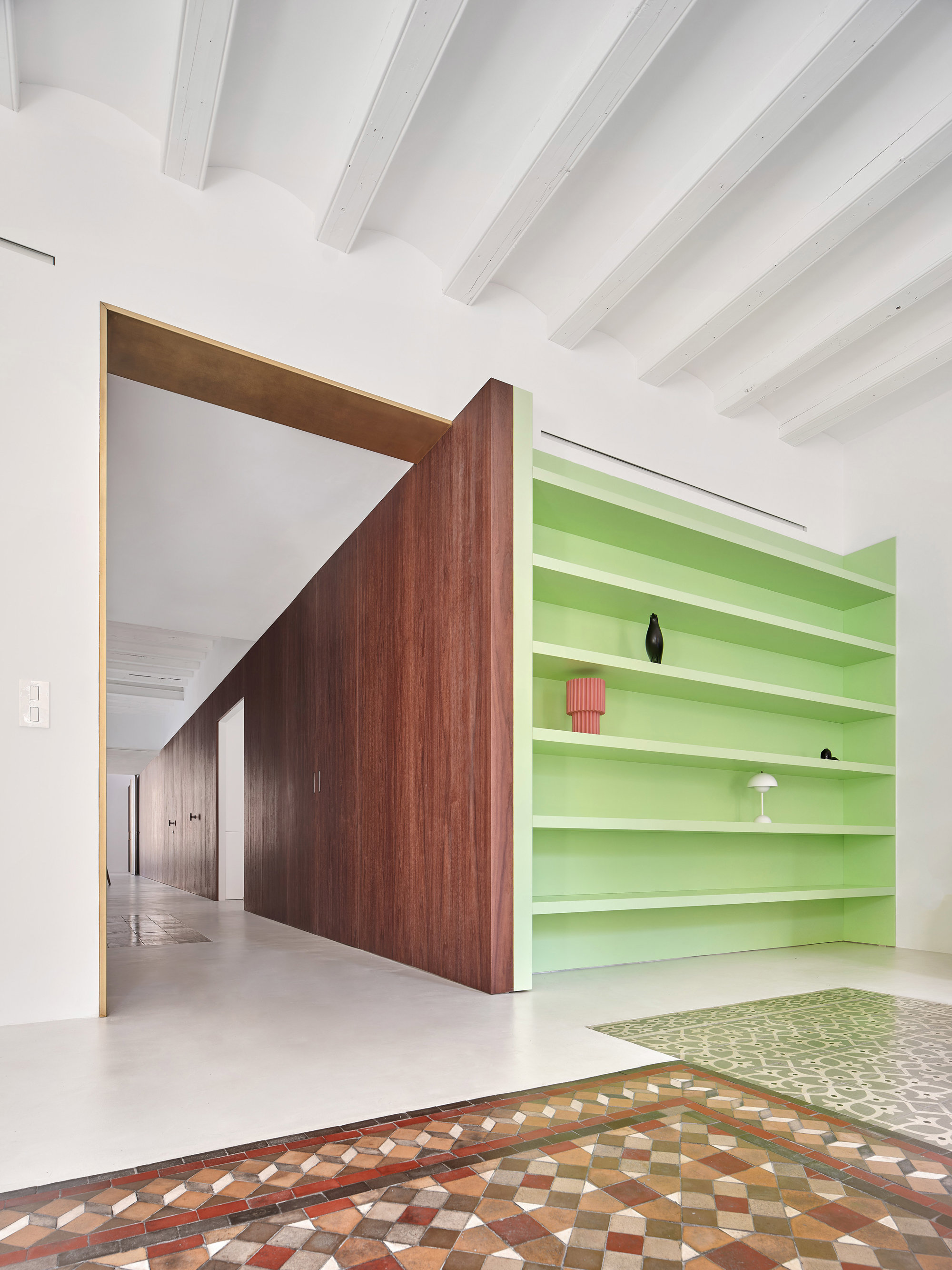 Madera y verde pasillo