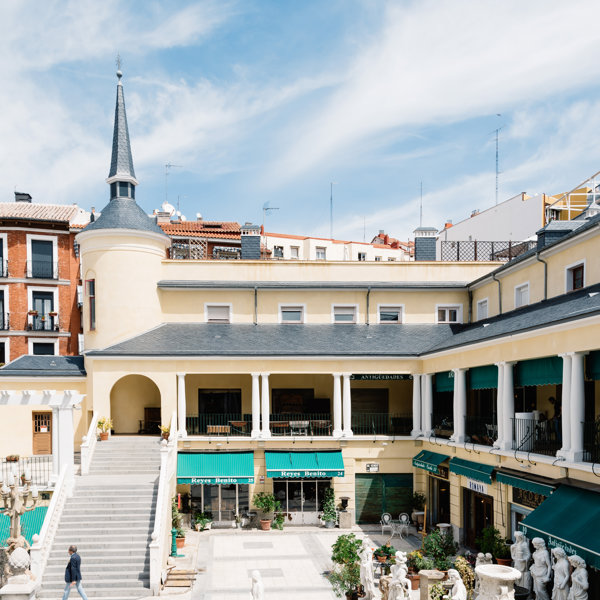 Las 10 tiendas y anticuarios que no te puedes perder en El Rastro de Madrid