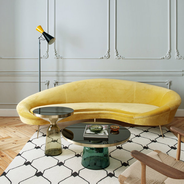 Piso moderno y reformado en Madrid con molduras y suelo de parquet estar con sofa amarillo
