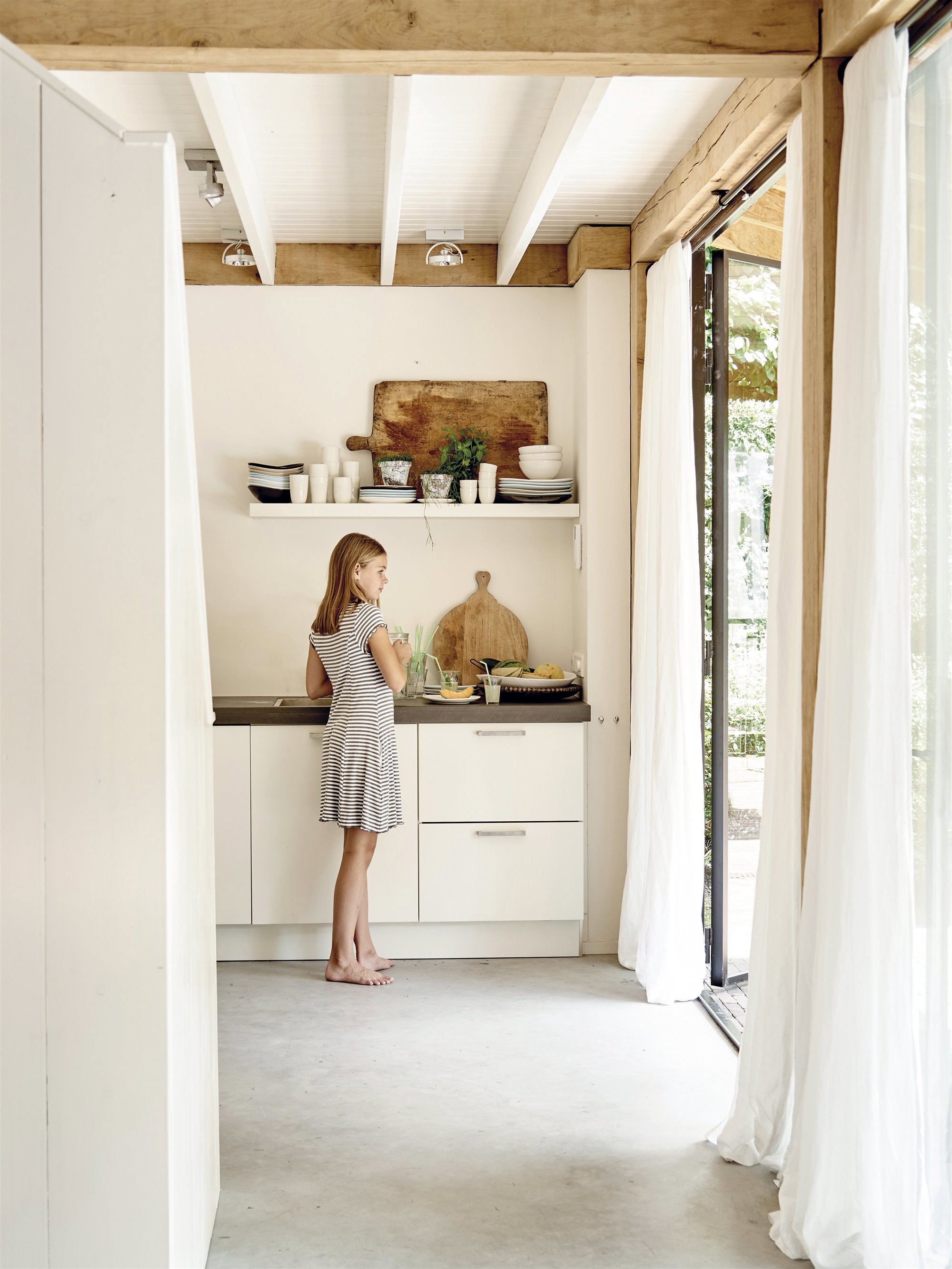 Cocina minimalista blanca con tablas de madera 
