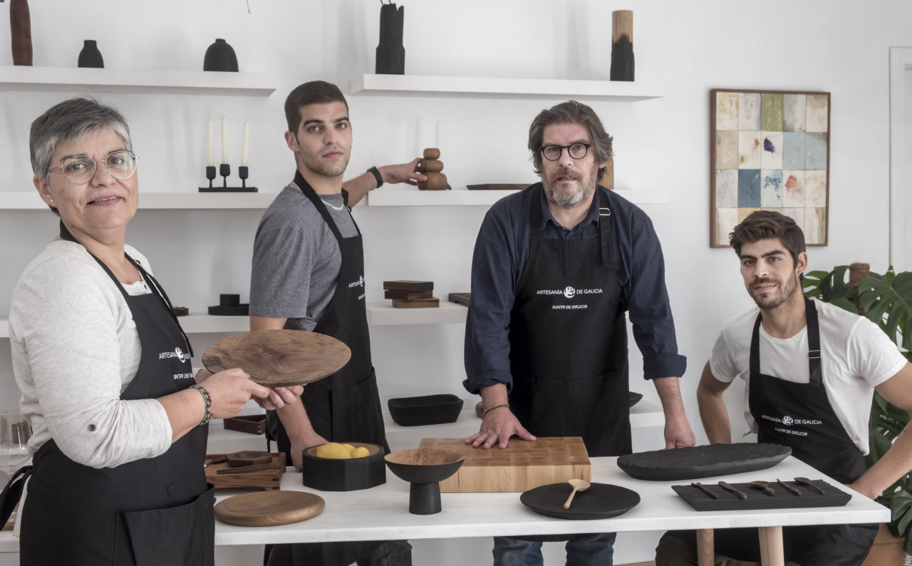Isabel Lorenzo y Fernando Sangiovanni con sus hijos Agustín (izquierda) y Joaquín en su taller familiar gallego