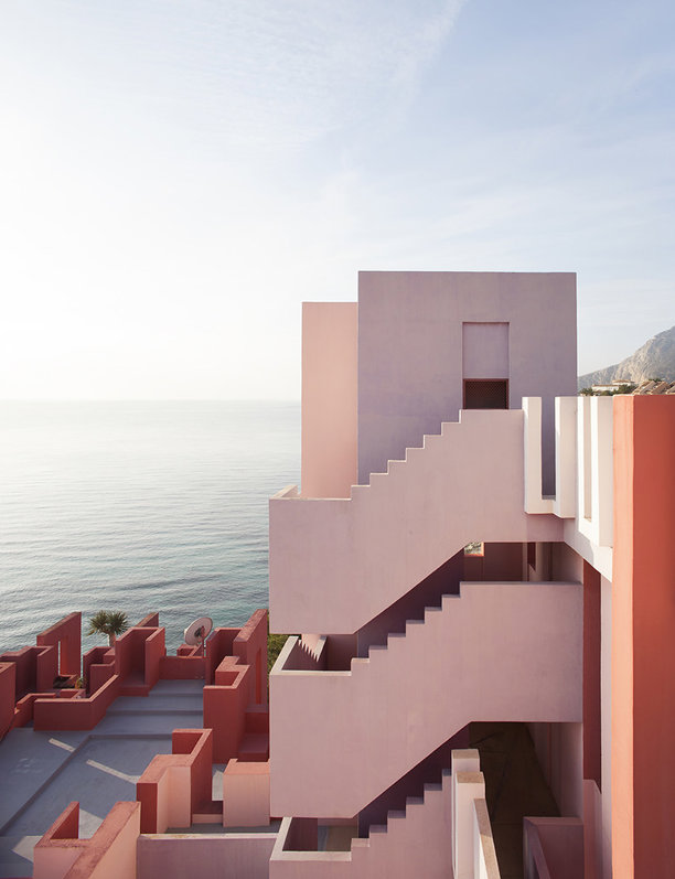 15 joyas arquitectónicas españolas a pie de playa para visitar este verano