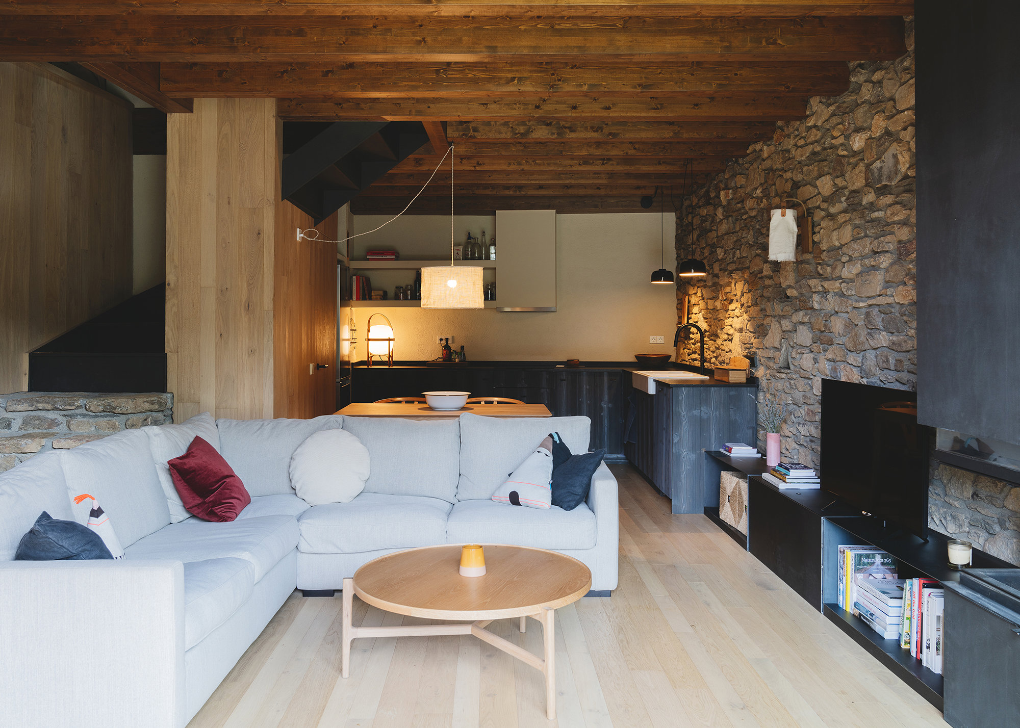 Madera, hierro y piedra son los arquitectos de esta casa rehabilitada con aires de cabaña.