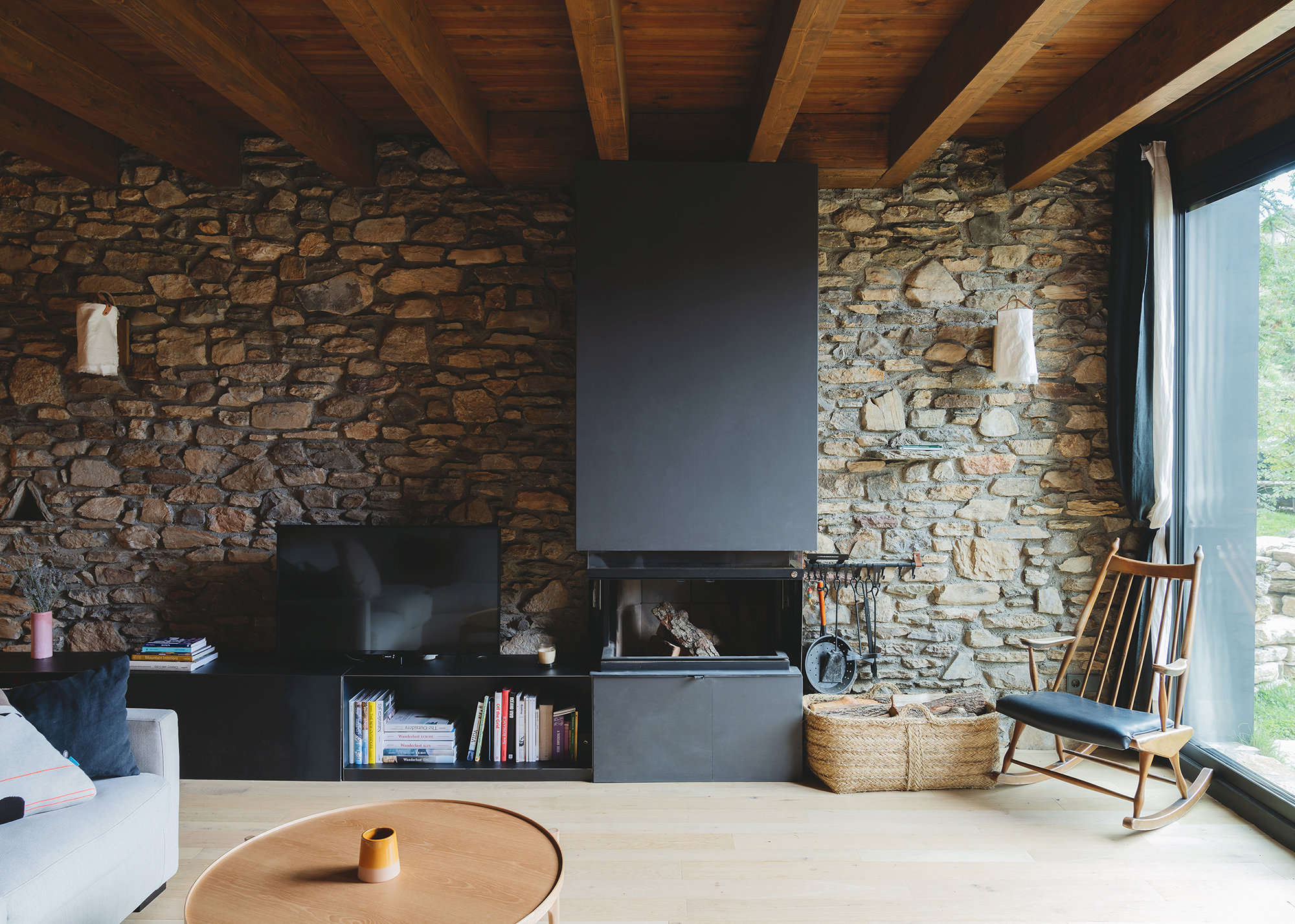 Una chimenea que se usa tanto en invierno como en verano.