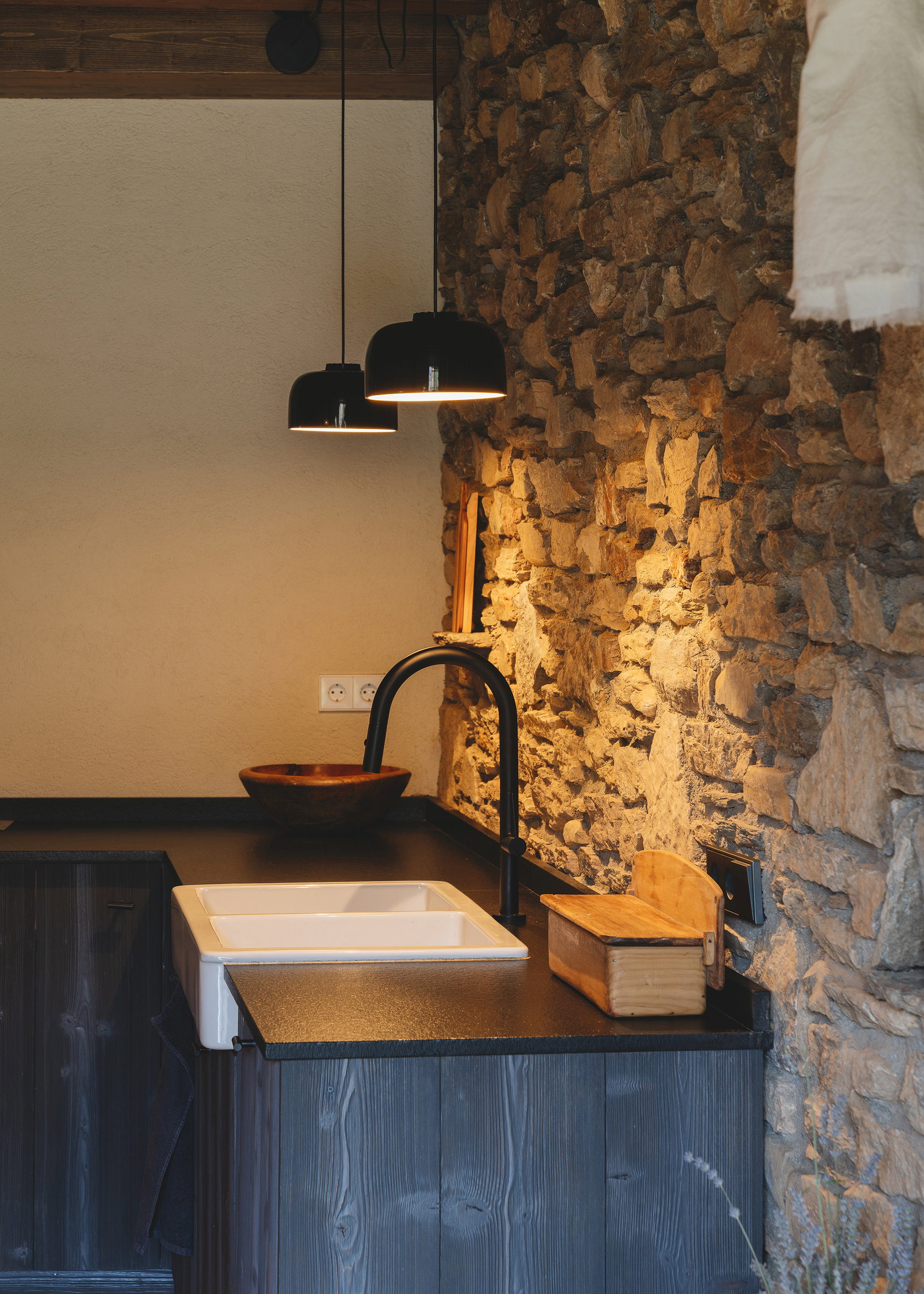 Una sencilla cocina en negro con puntos de luz.