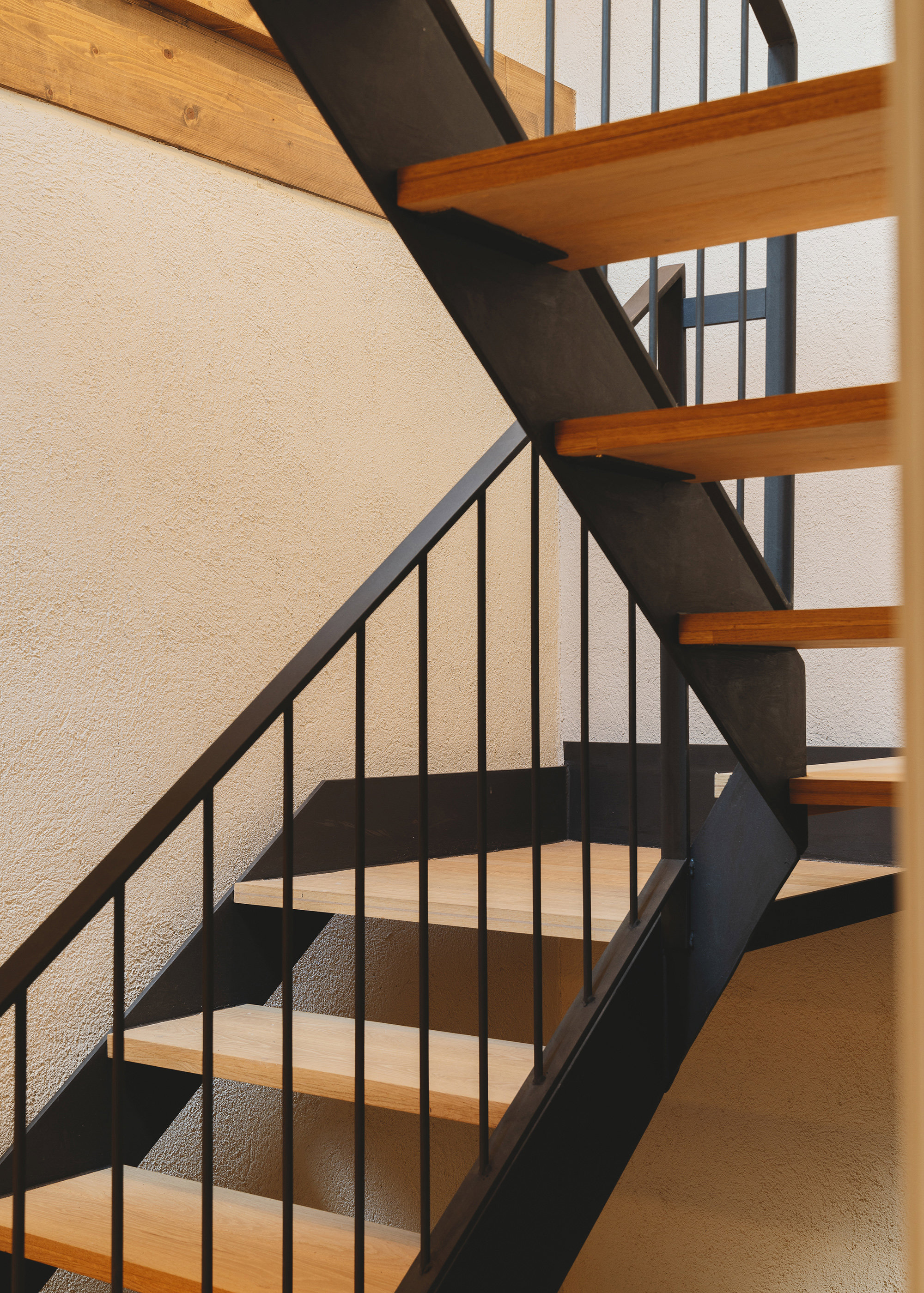 La escalera, en hierro negro y madera, comunica las dos plantas y el altillo.