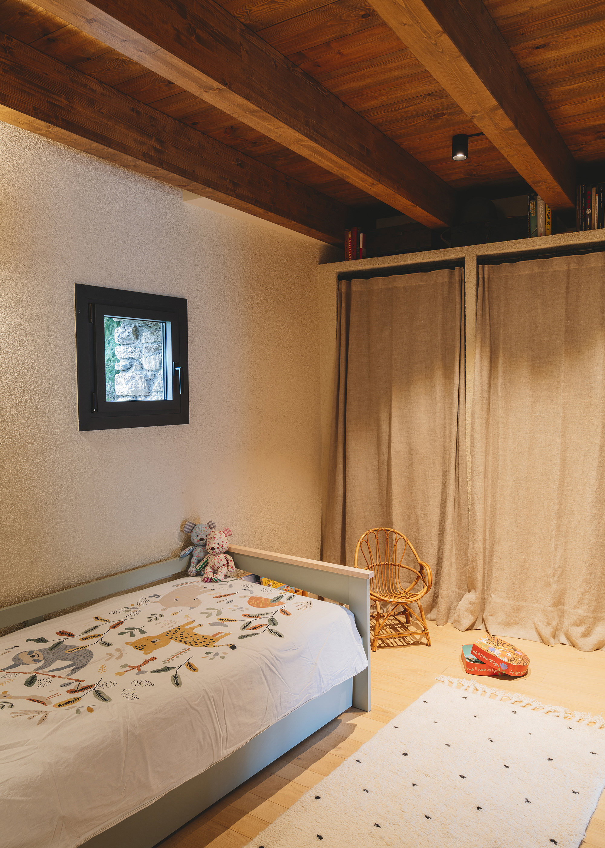 La habitación infantil, con armarios de obra.