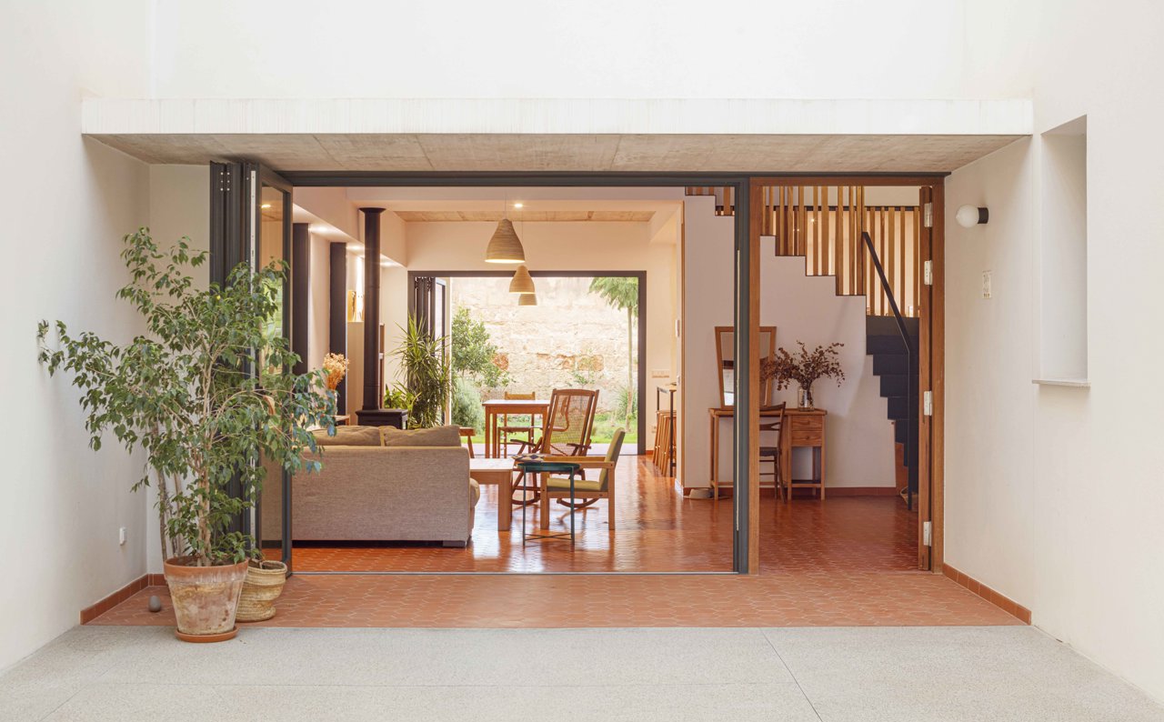 Aprovechar una puerta de garaje y el espacio que brinda el interior para crear un hogar muy mediterráneo.