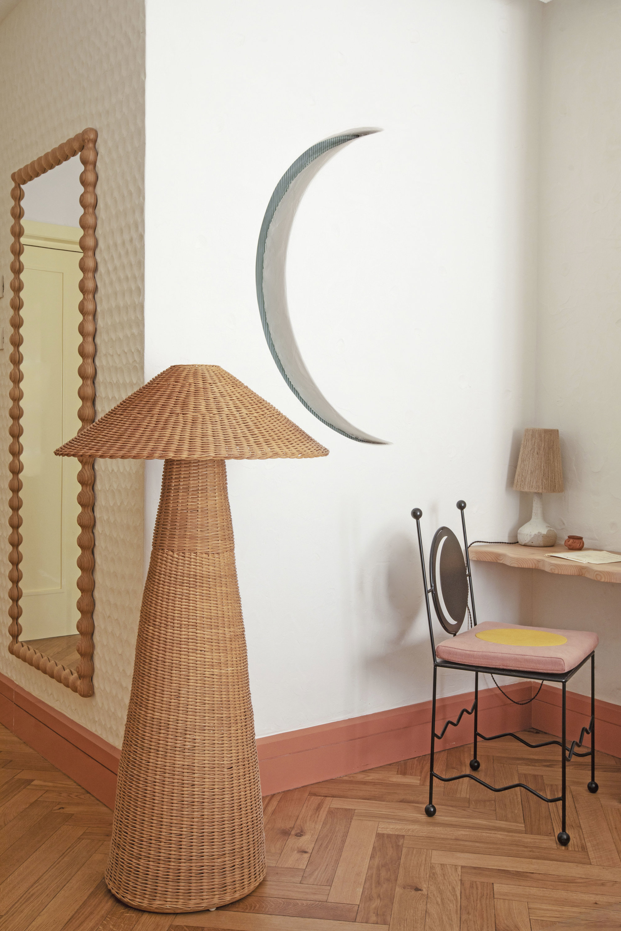 En una de las suites, silla y espejo diseñados por el estudio Chzon, autor de la reforma. Lámpara Dou de ratán trenzado a mano, de Ferm Living, y de sobremesa de gres producida en Francia