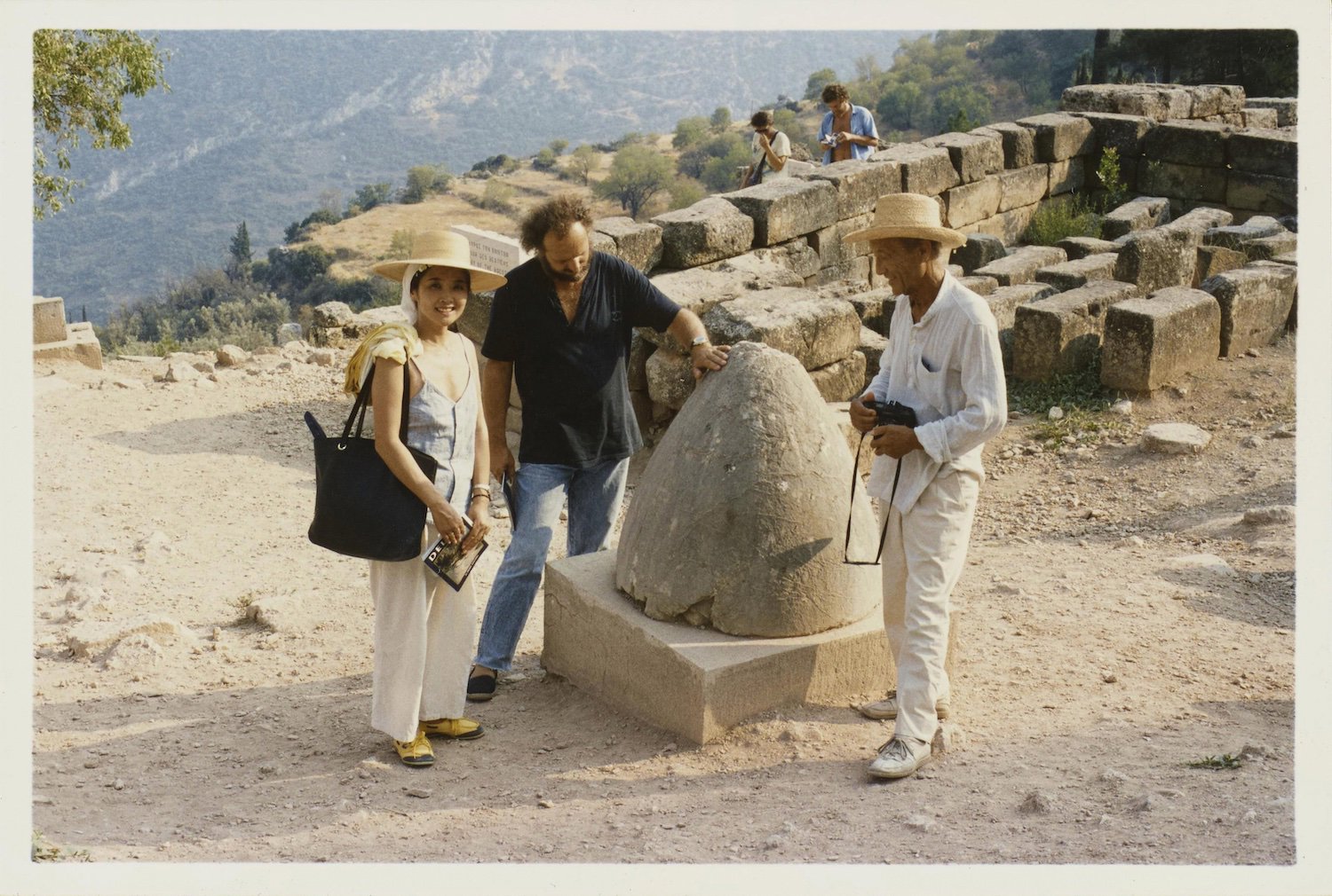 Isamu Noguchi (derecha) junto a unos amigos en Delfos, Grecia (1988).