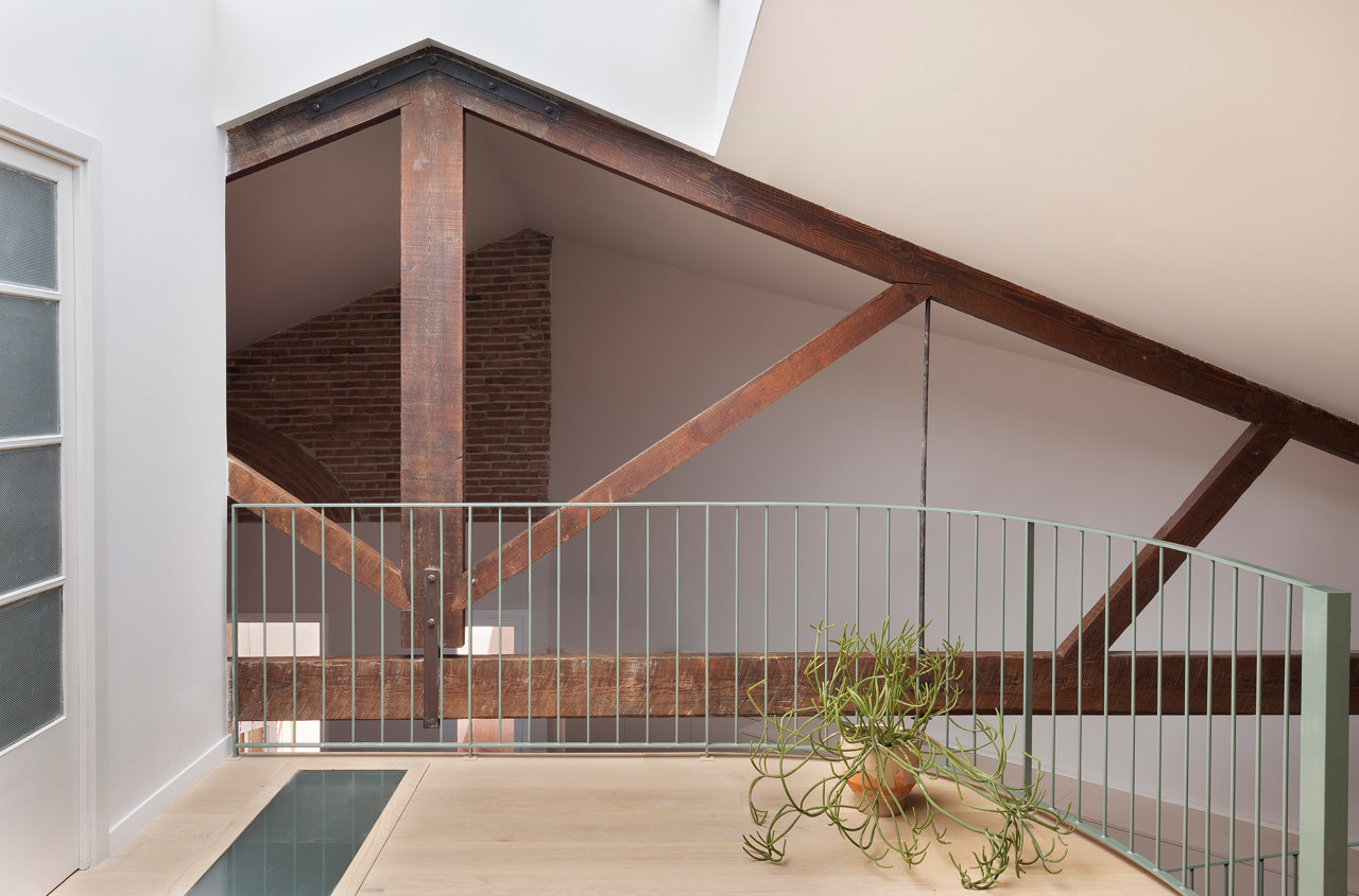 La luz natural entra por la claraboya y se distribuye por toda la vivienda, con aperturas creadas para favorecer este paso.