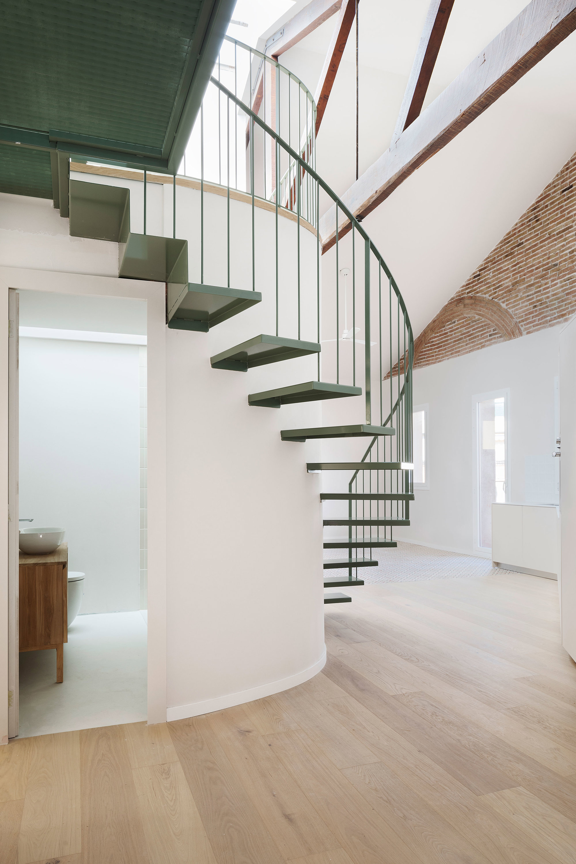 Baño bajo escalera