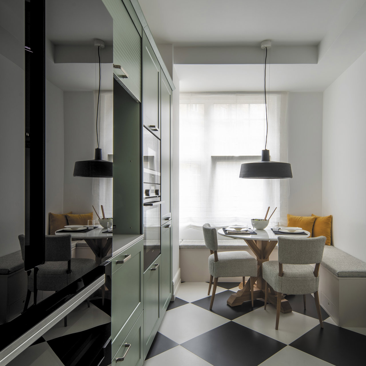 Al fondo de la cocina, se ha incluido un pequeño espacio de comedor, bañado por la luz natural. 