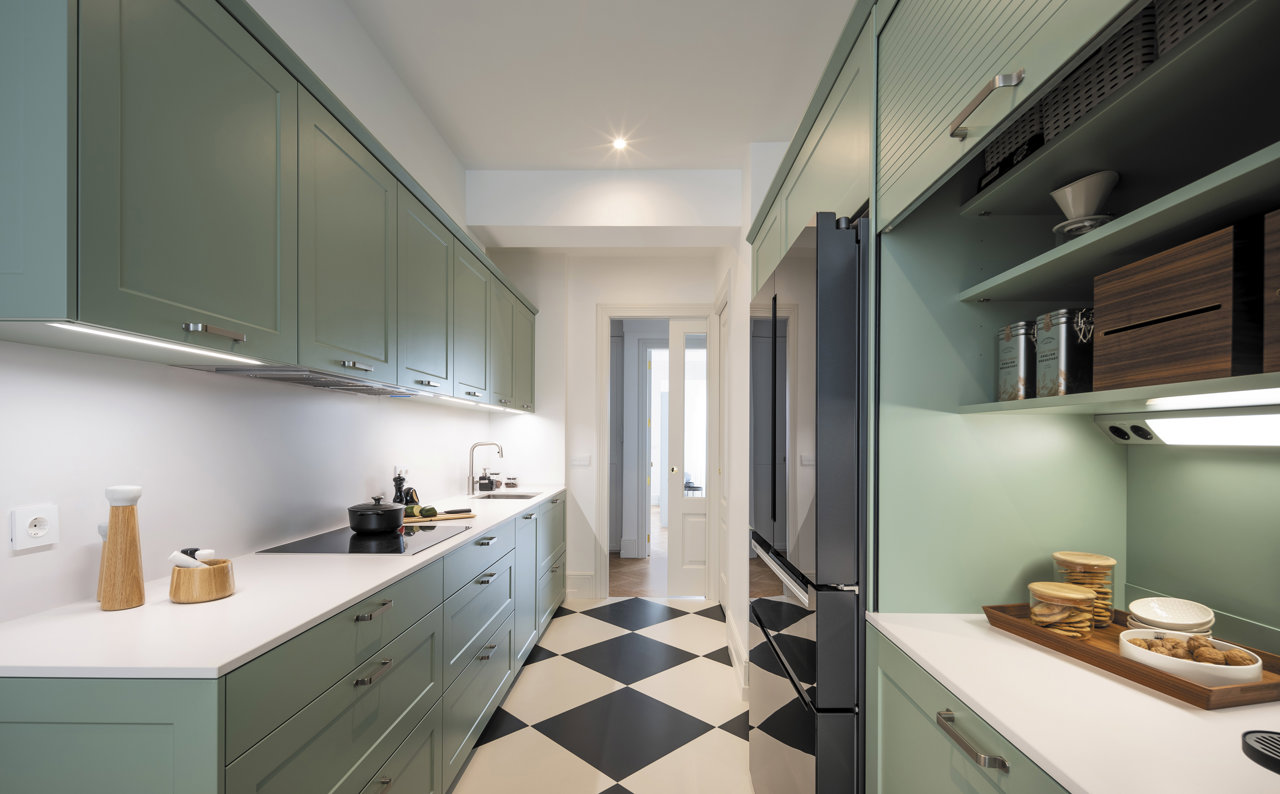 El color verde salvia de los muebles crea un ambiente acogedor y relajado en esta cocina de estilo atemporal. Arquitectura: José Sanchidrián / Interiorismo: Tema Interiores