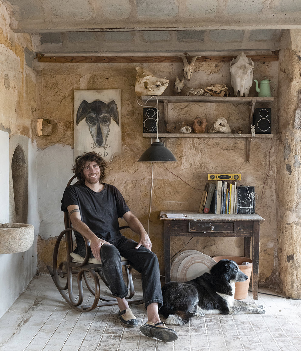 En el taller del ceramista y escultor Jaume Roig en el sur más rural de Mallorca