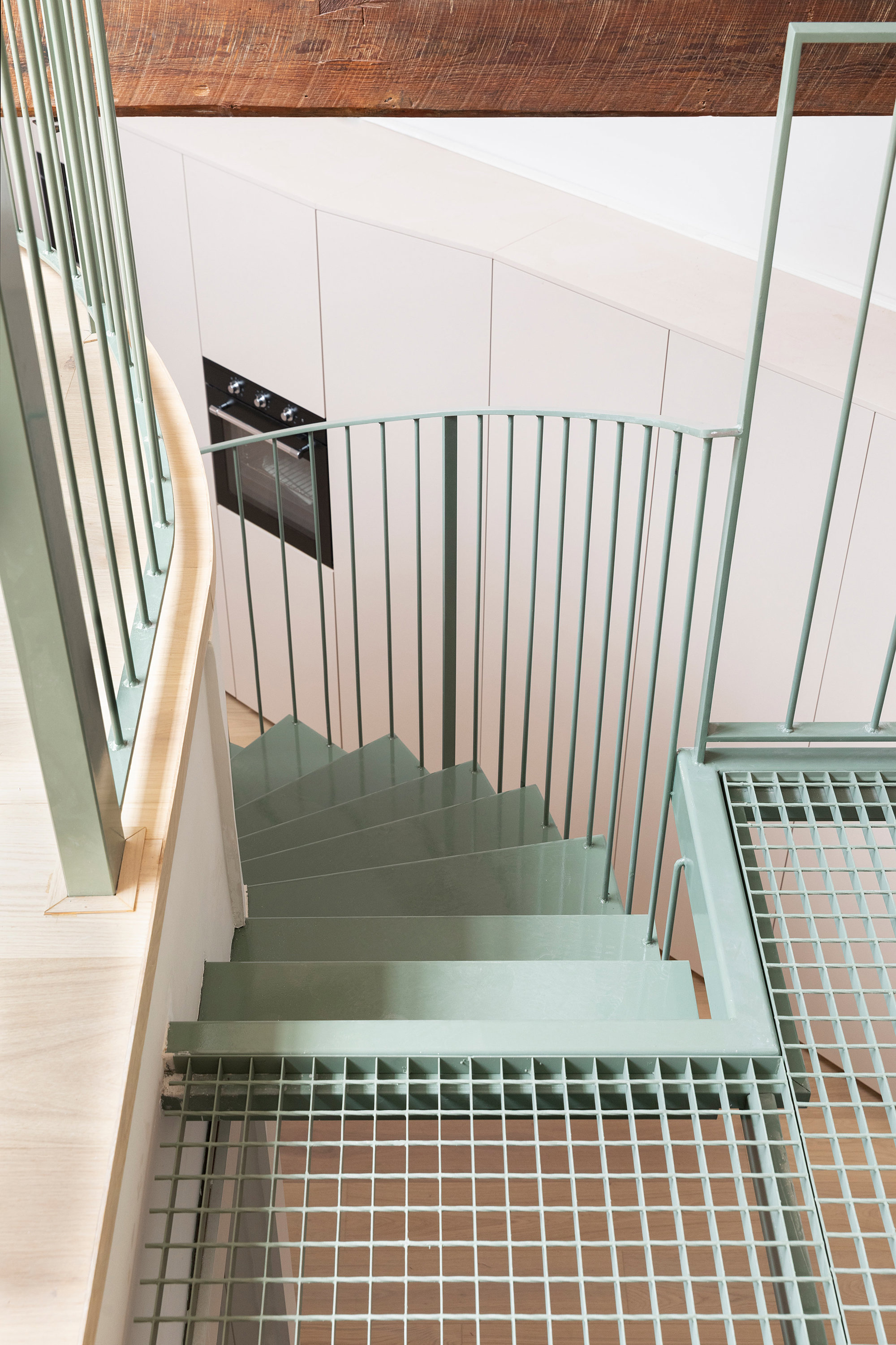 Escalera metálica verde