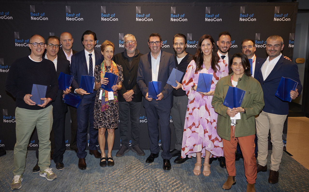 Jesús Linares, CEO de Andreu World, en el centro de la imagen, con Philippe Starck a su derecha, en la ceremonia de la entrega de los premios Best of NeoCon.