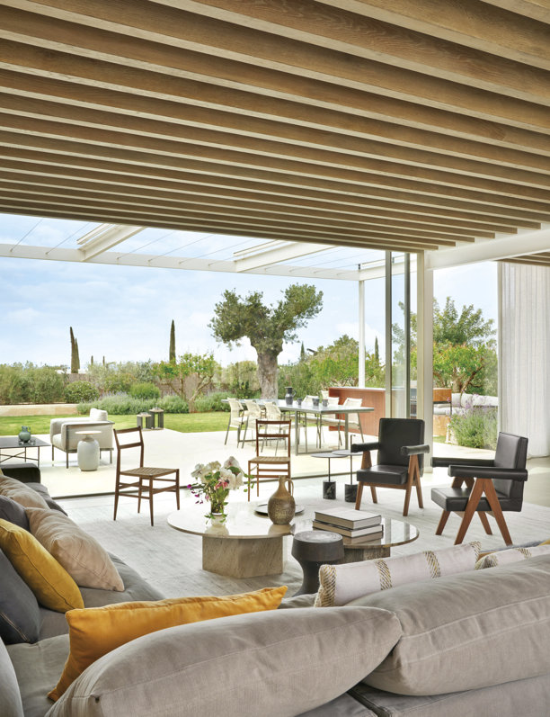 El patio central de esta casa de vacaciones en Ibiza exprime la conexión dentro-fuera