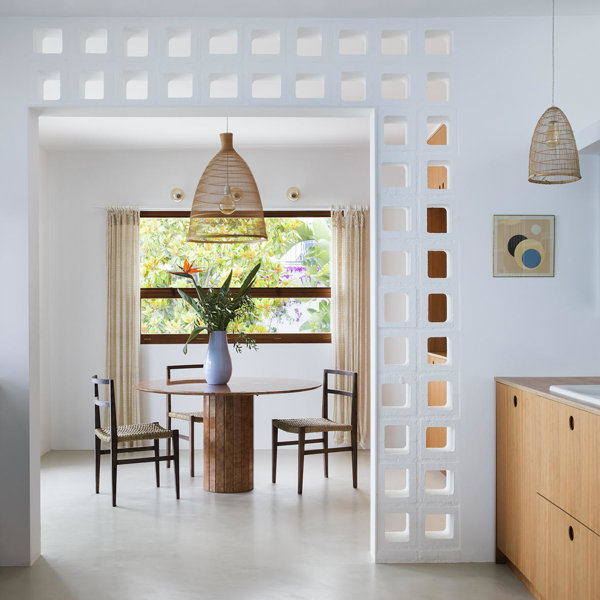 Un elemento arquitectónico de origen brasileño marca la diferencia en esta casa de la Costa Brava diseñada para disfrutarla todo el año